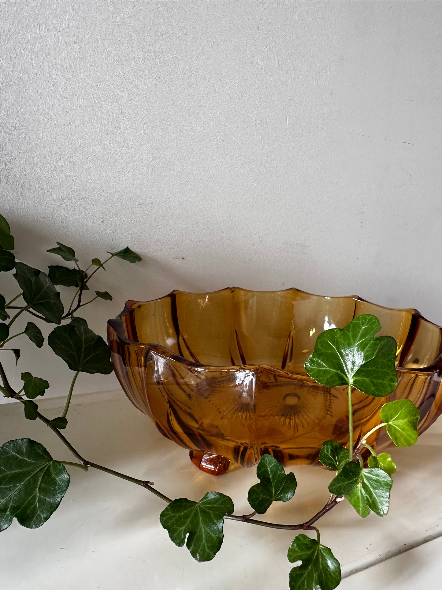 Amberkleurige vintage schaal