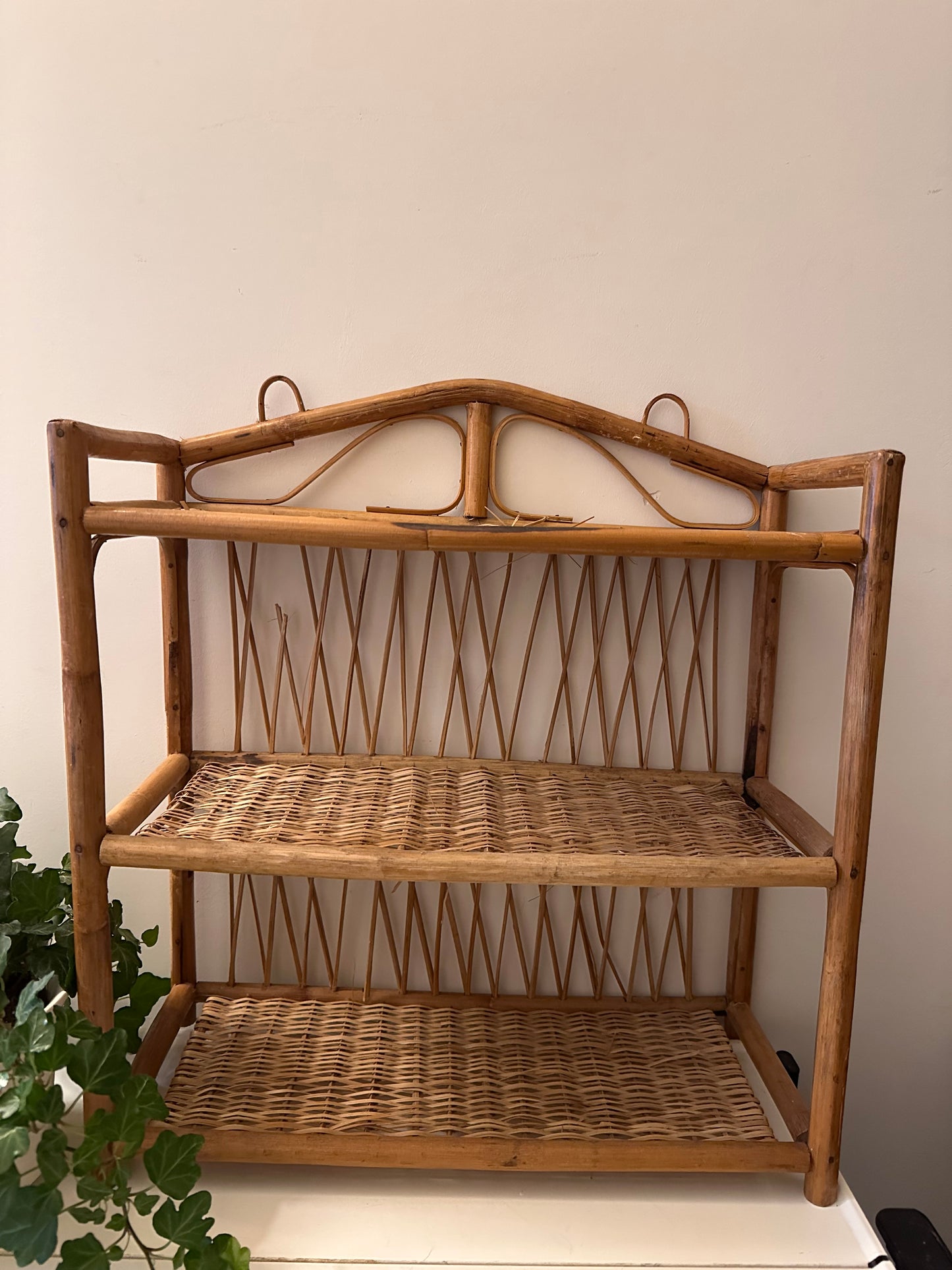 Rotan wandrek met 3 legplanken