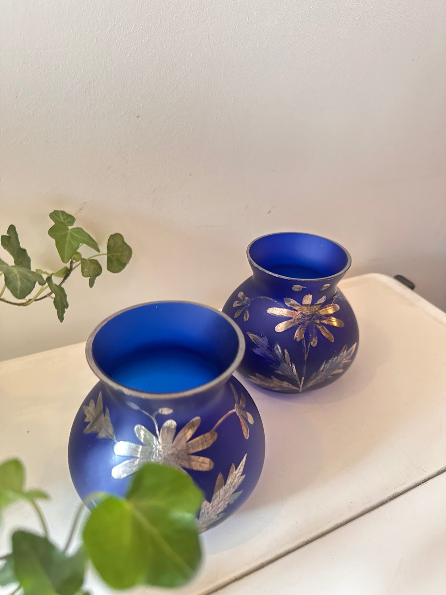 Set van twee blauw glazen vaasjes met gravure in zilver prijs is per stuk!