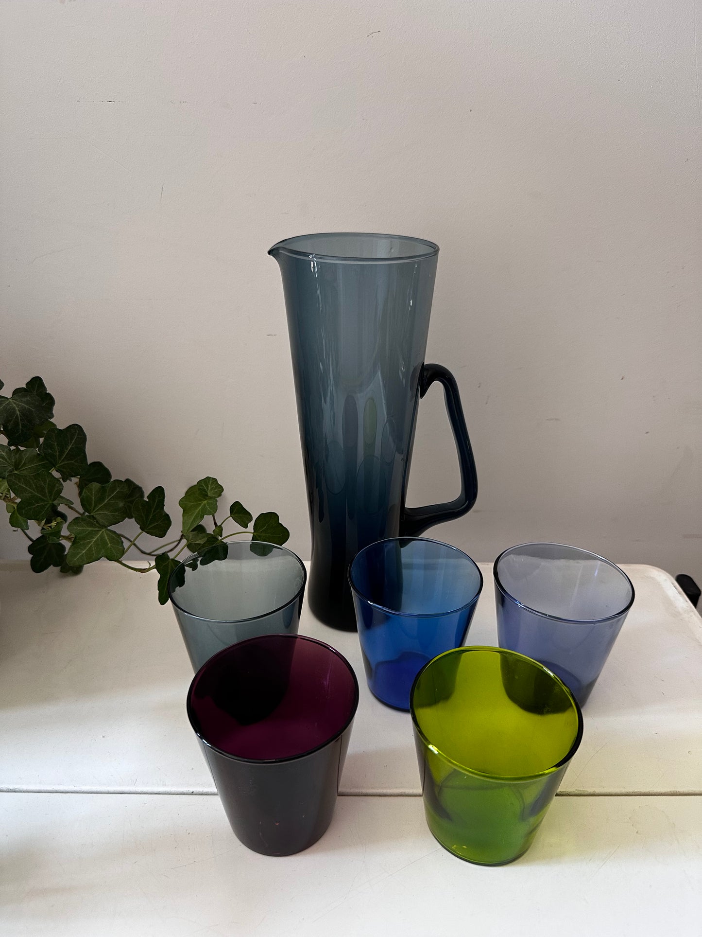 Gekleurde glazen met karaf