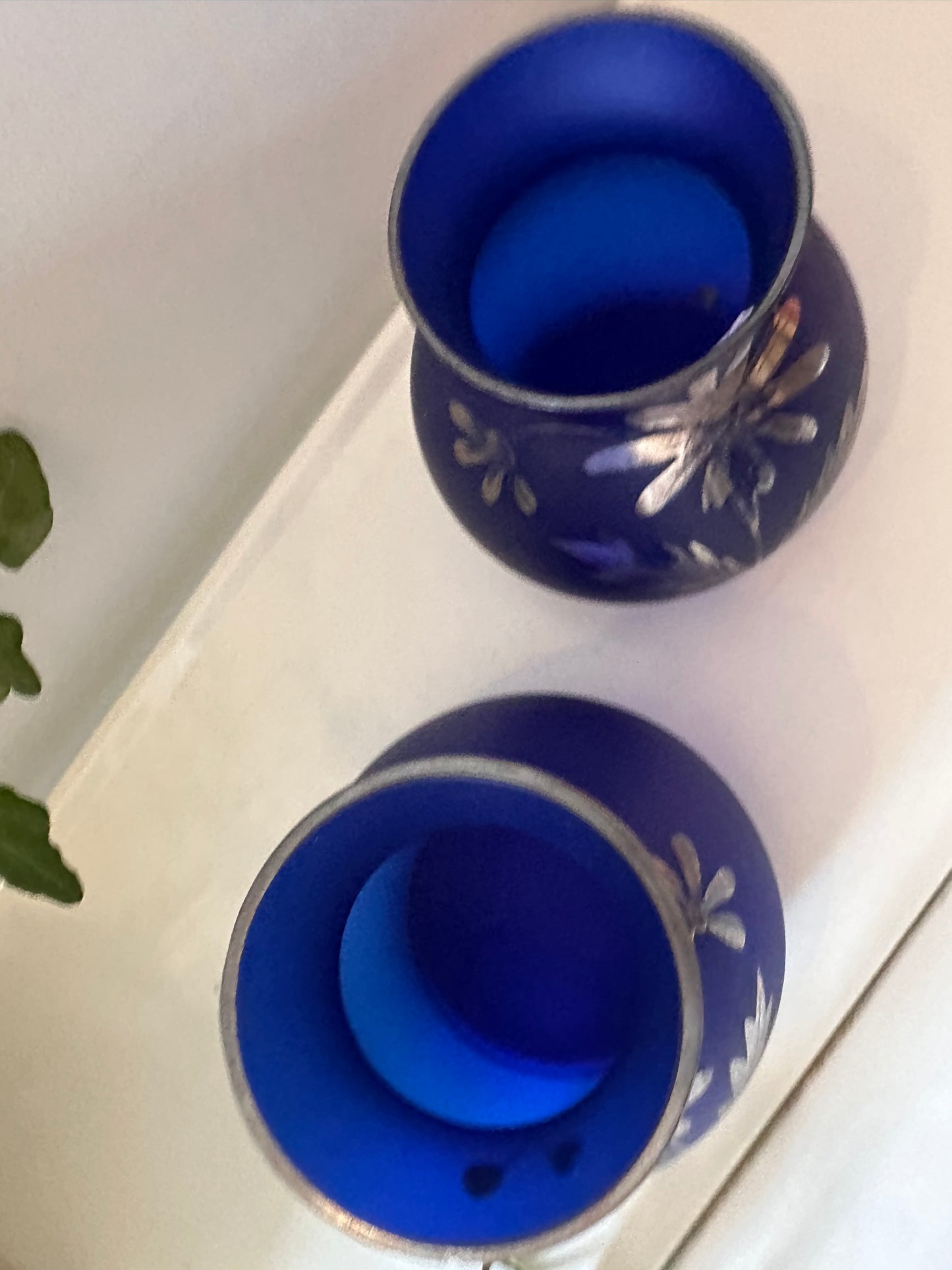 Set van twee blauw glazen vaasjes met gravure in zilver prijs is per stuk!
