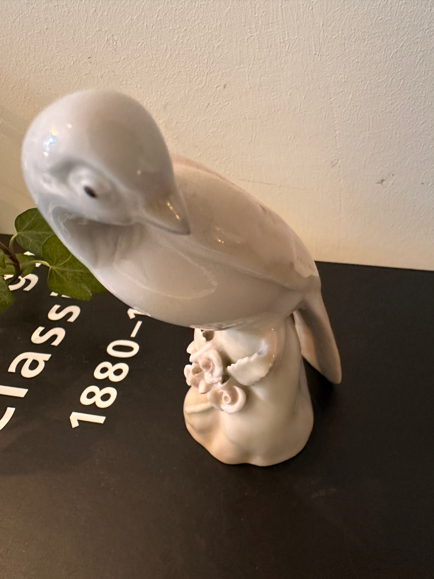 Porseleinen duifbeeldje