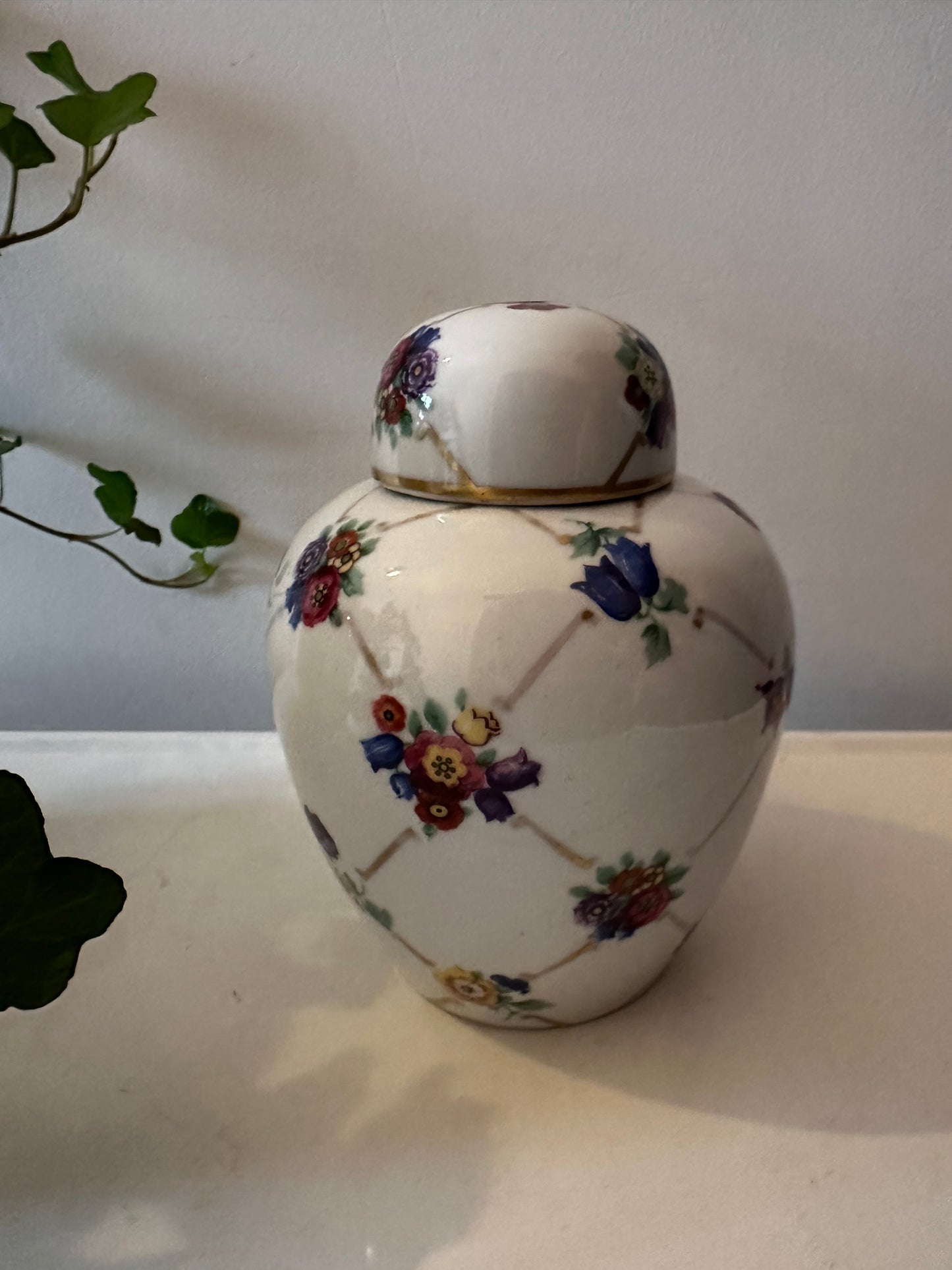 Porseleinen dekselvaasje