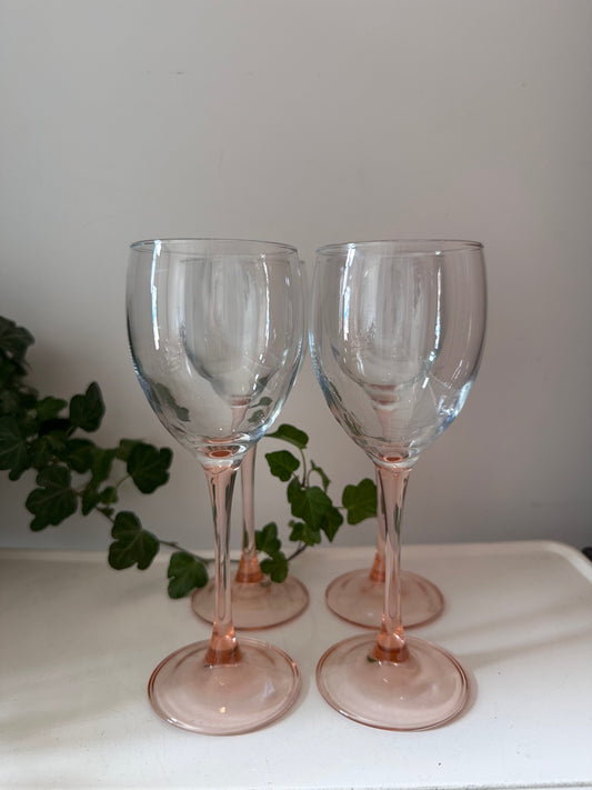 Wijnglazen op oranje roze voet