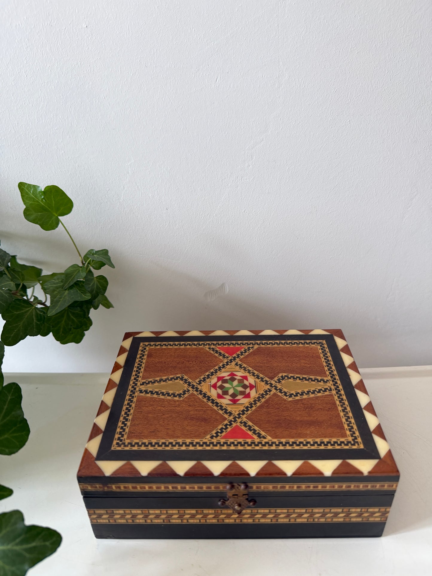 Houten bewaardoosje met ingelegd motief