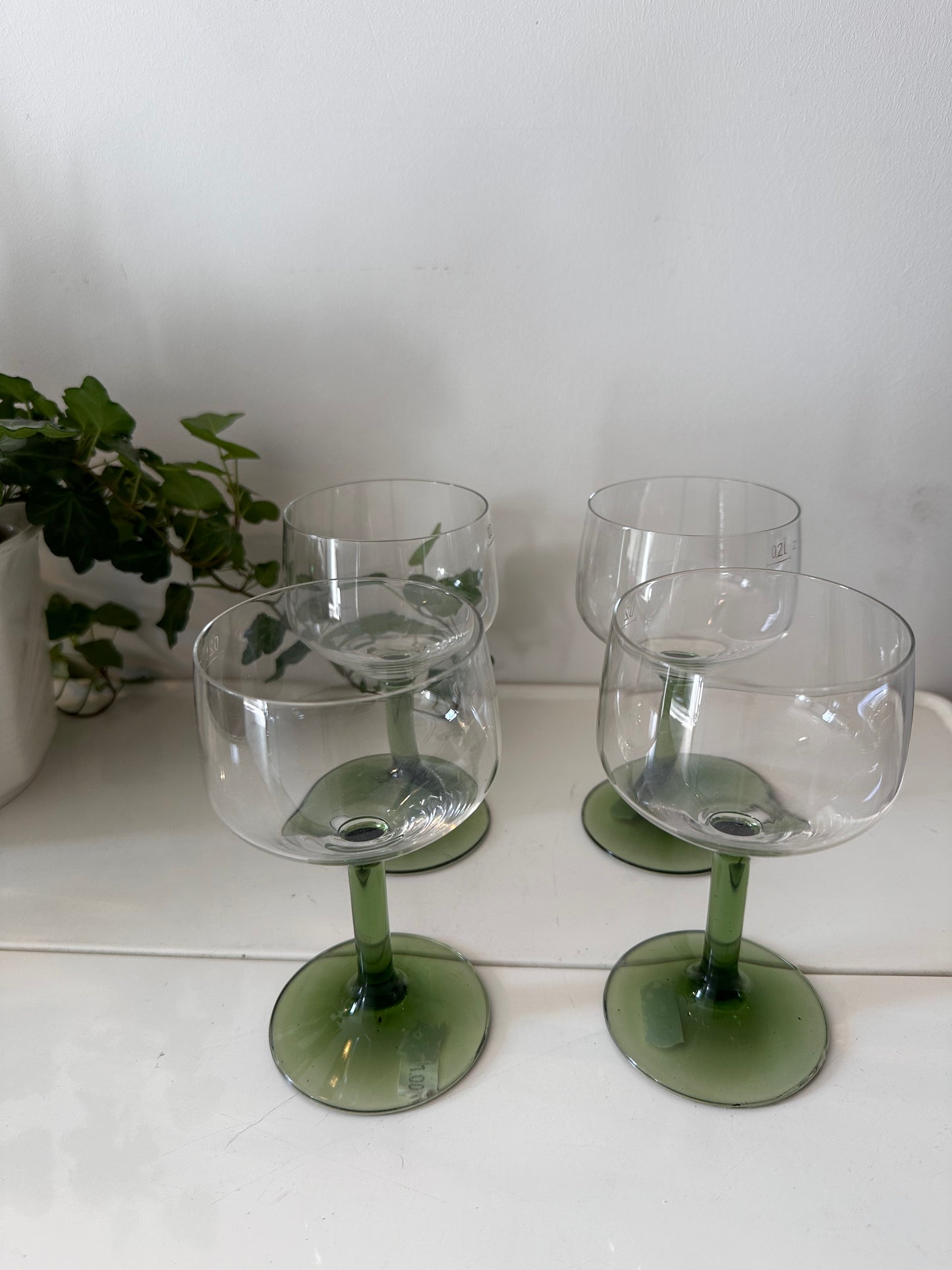 Set van 4 vintage wijnglazen op groene voet