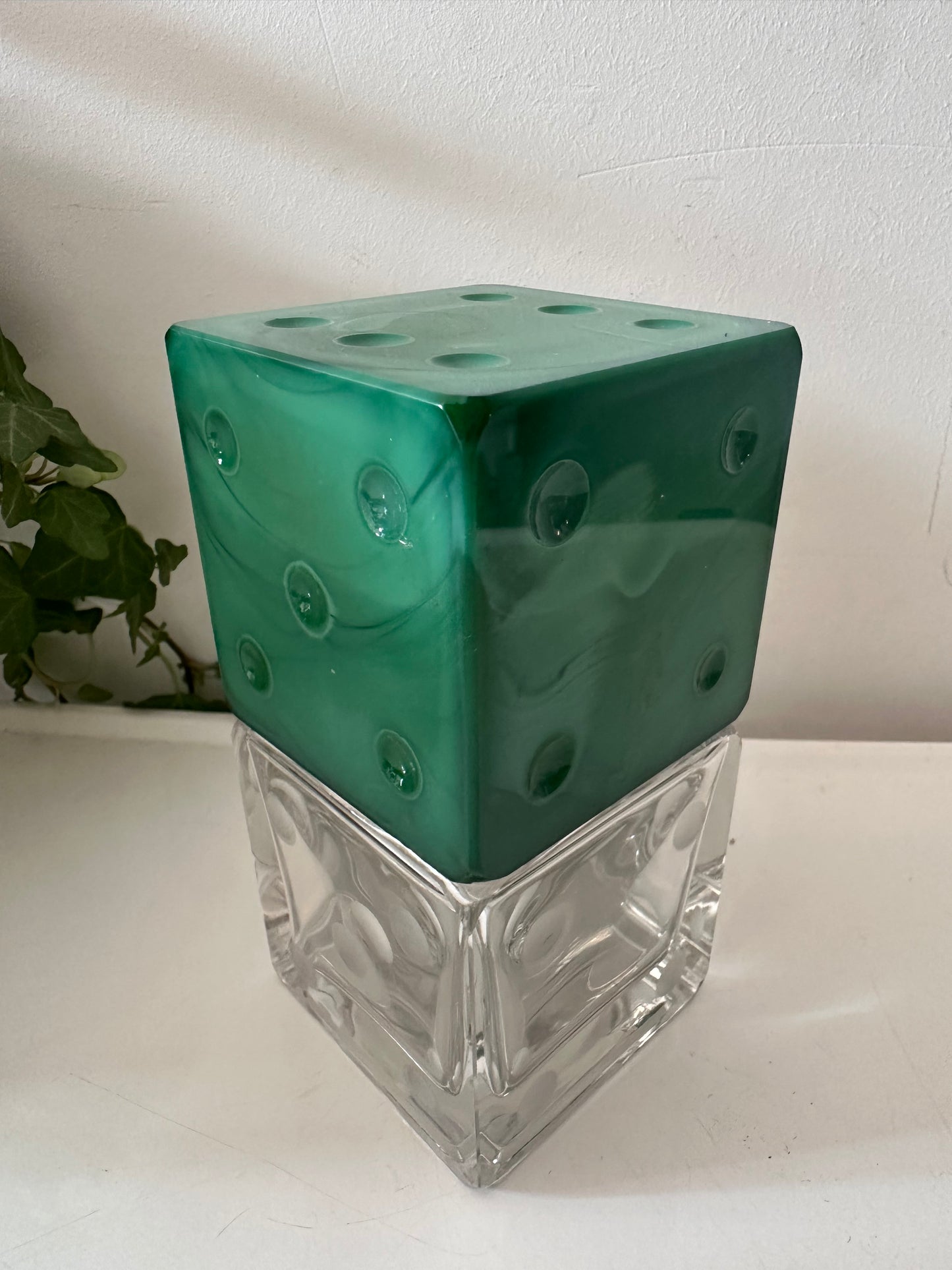 Vintage parfumfles met dobbelsteen motief