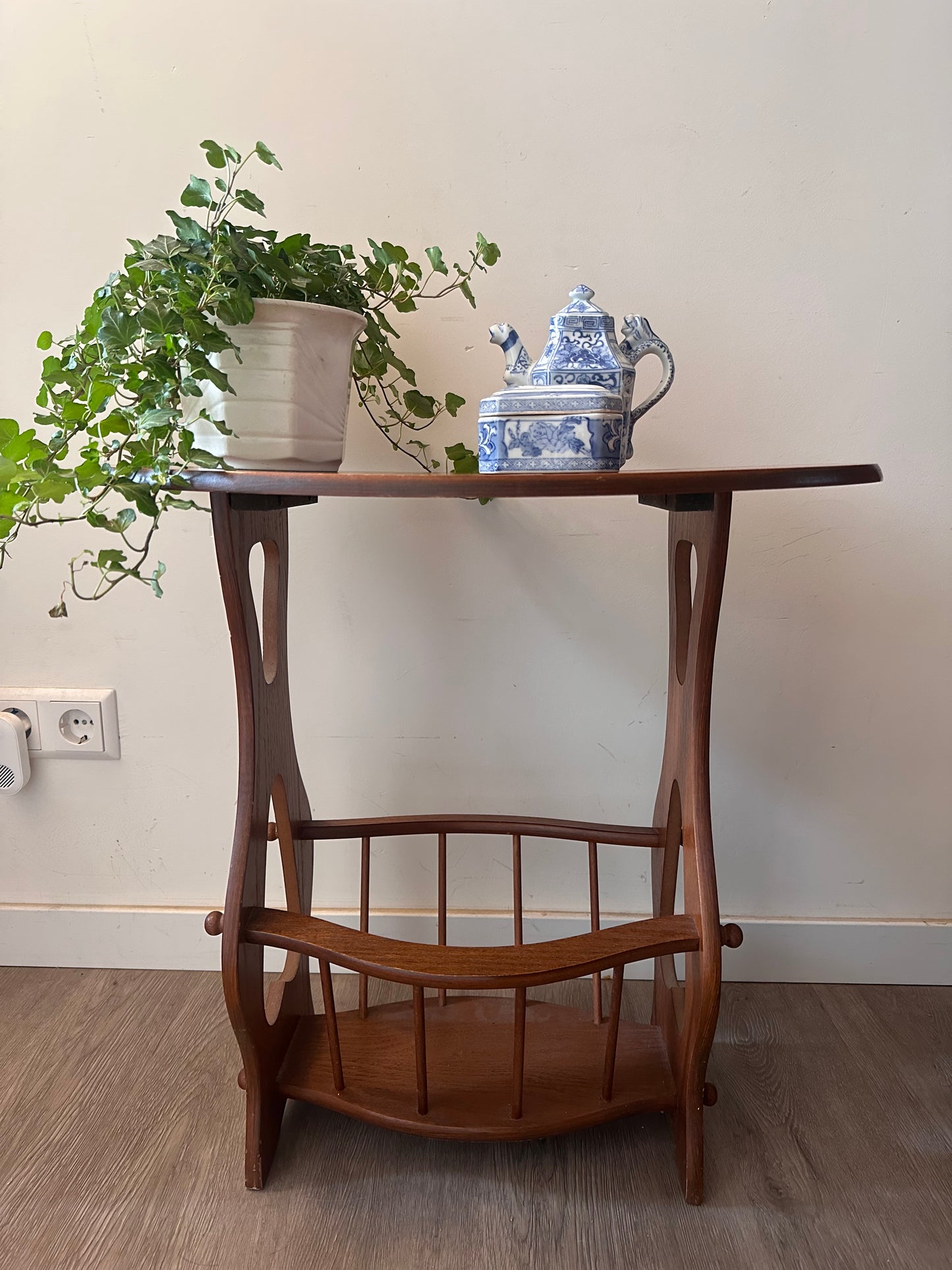 Mid Century bijzettafeltje met krantenrek