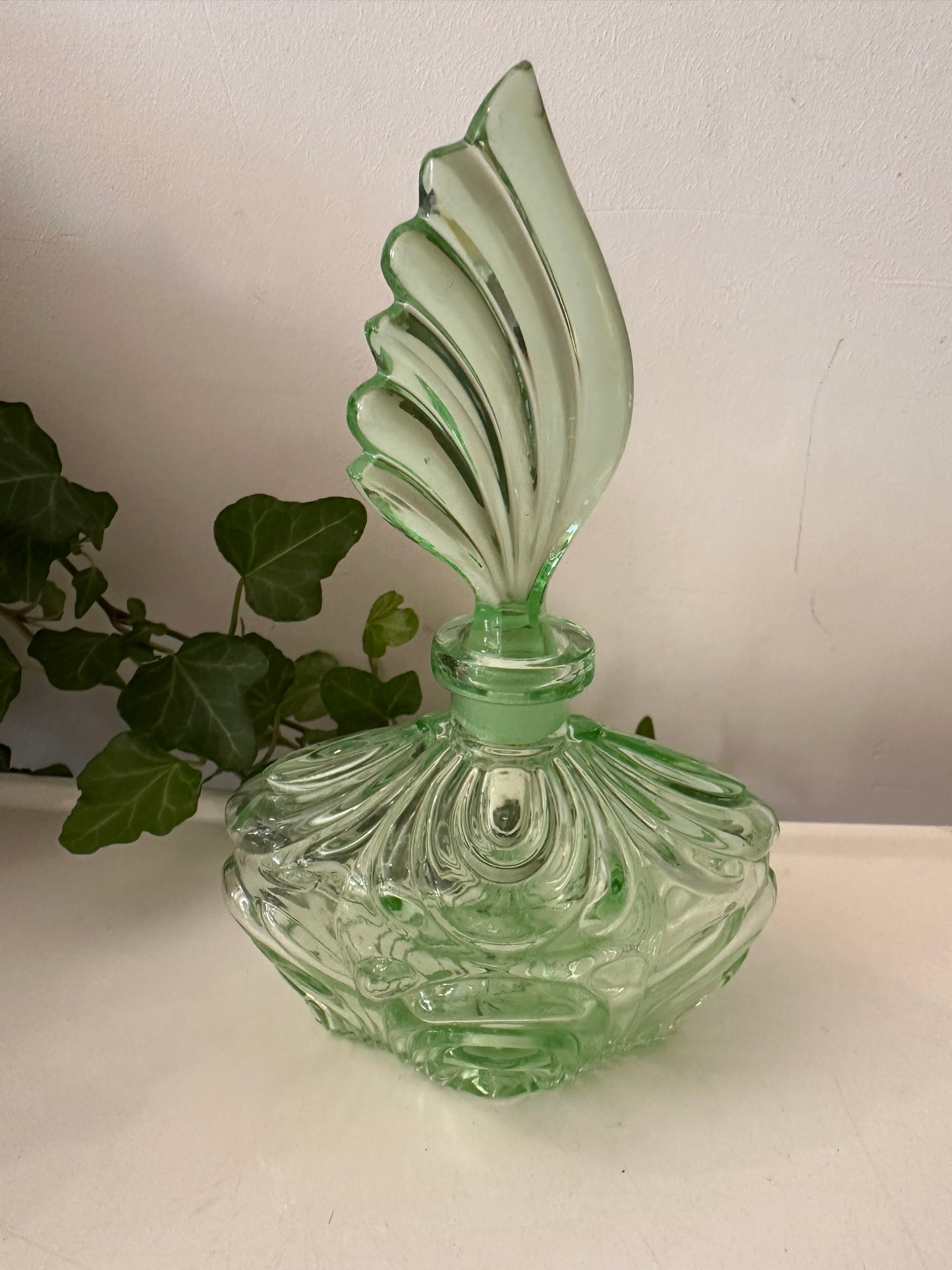 Groen geperst glazen parfumflesje