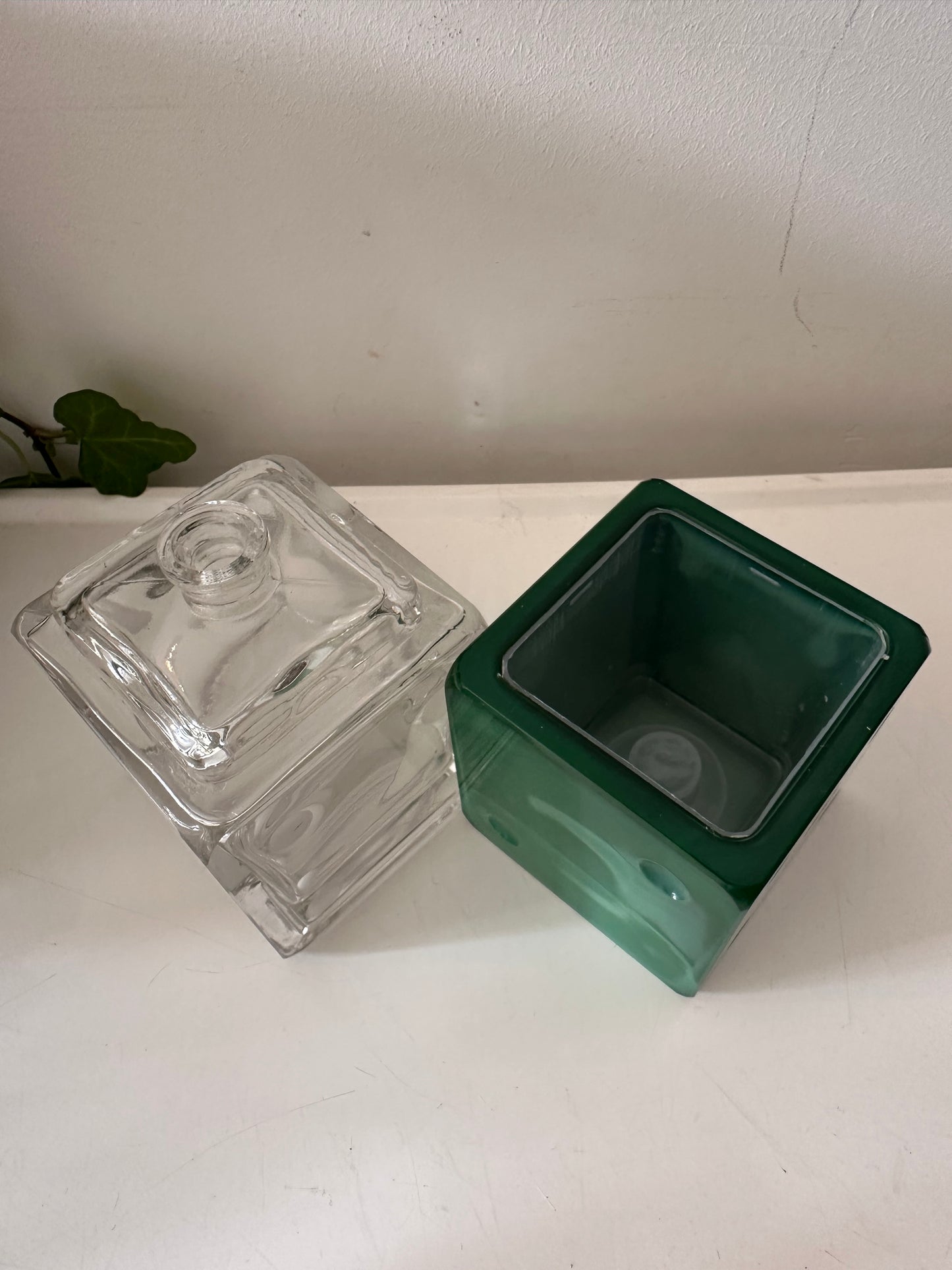 Vintage parfumfles met dobbelsteen motief