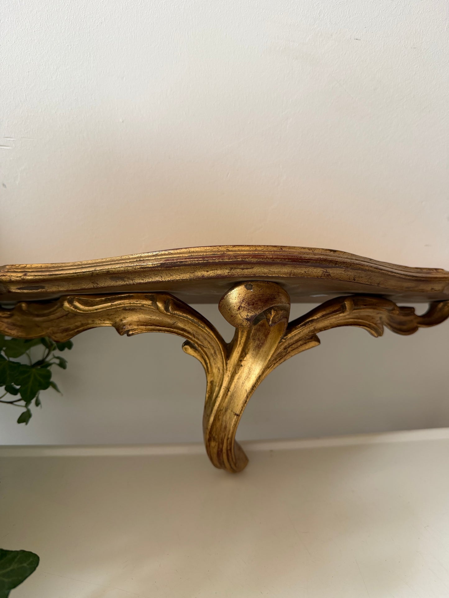 Goudkleurige wandconsole