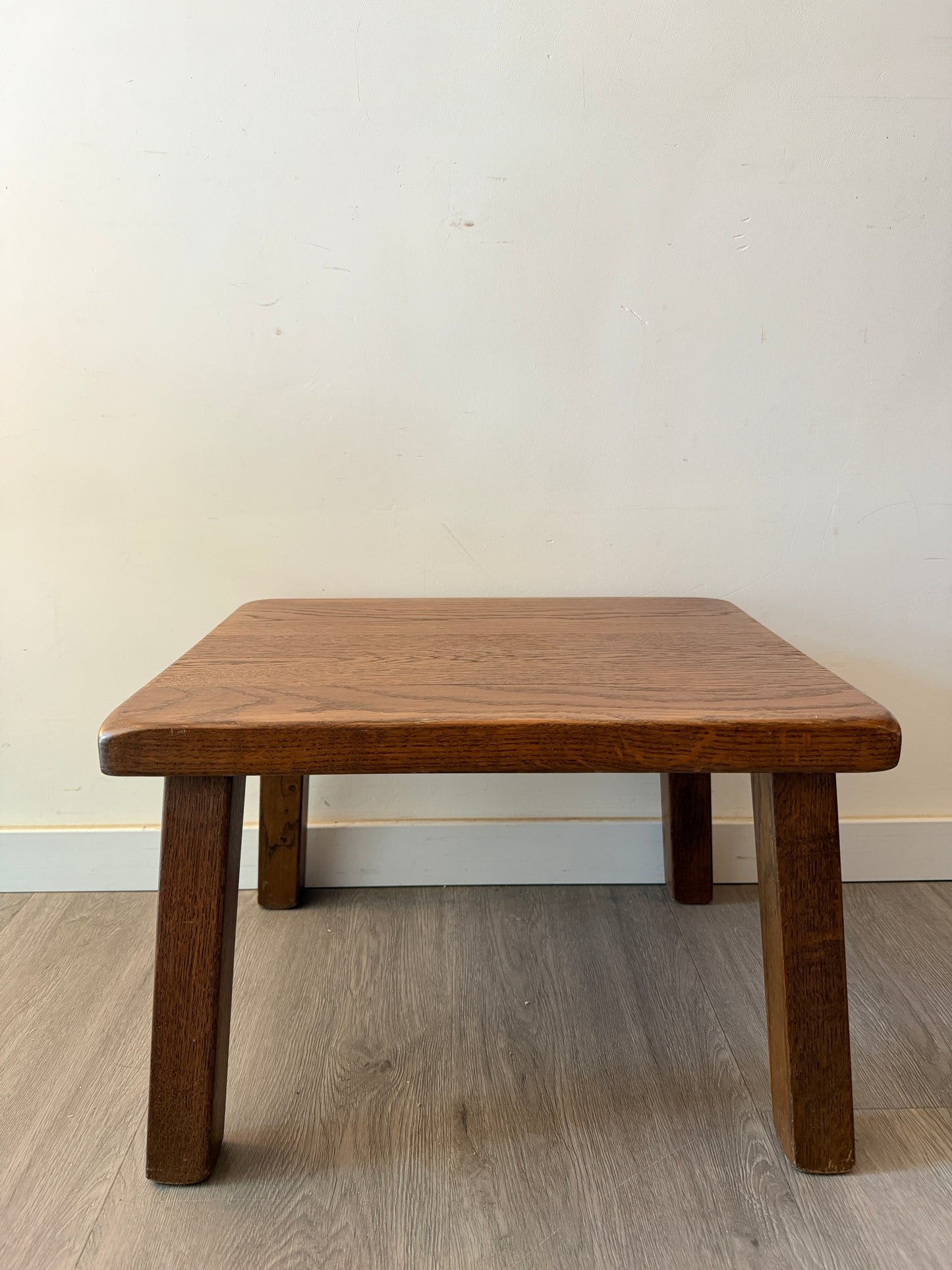 Brutalist houten bijzettafeltje