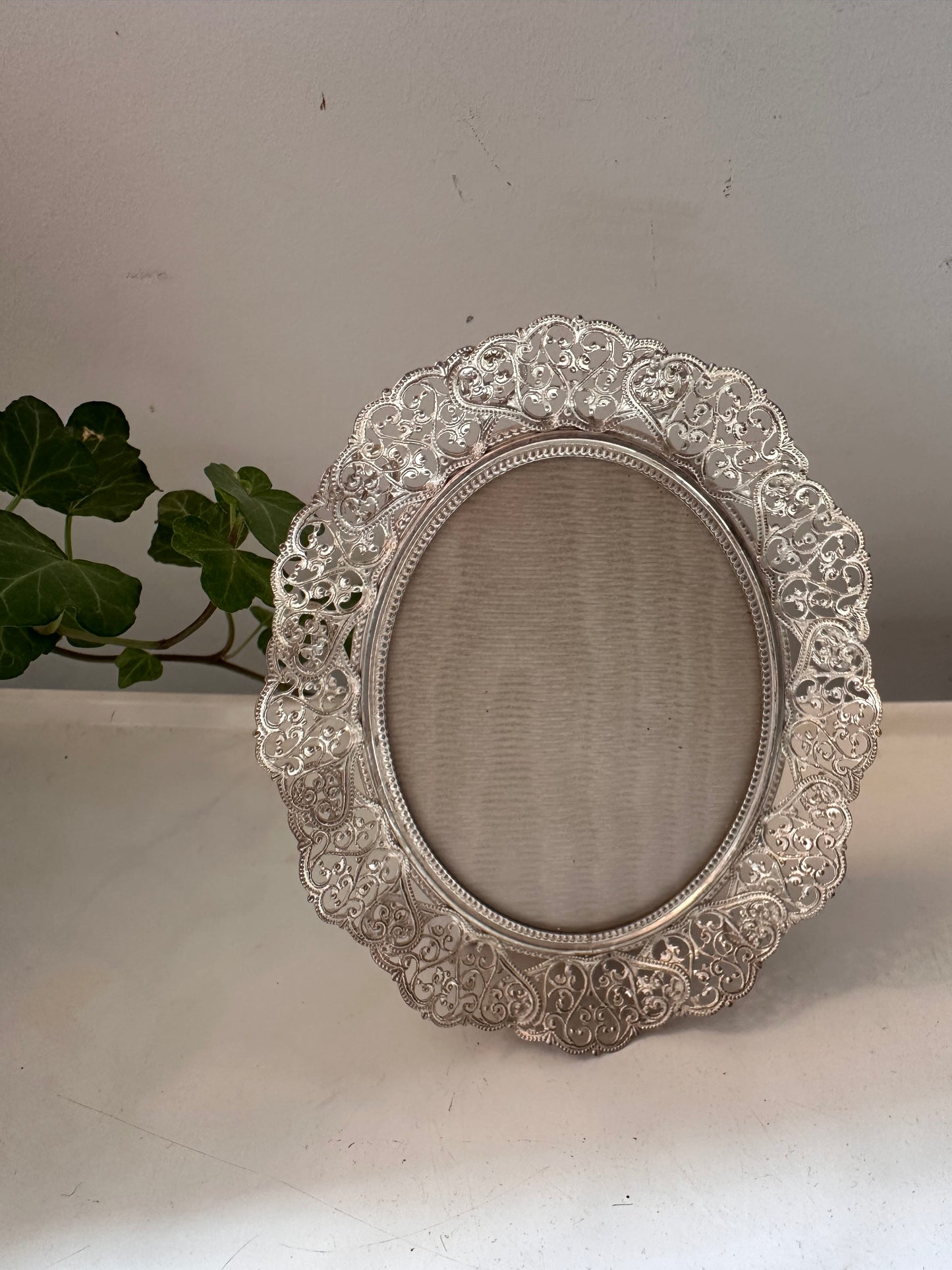 Opengewerkt ovaal fotolijstje op pootje