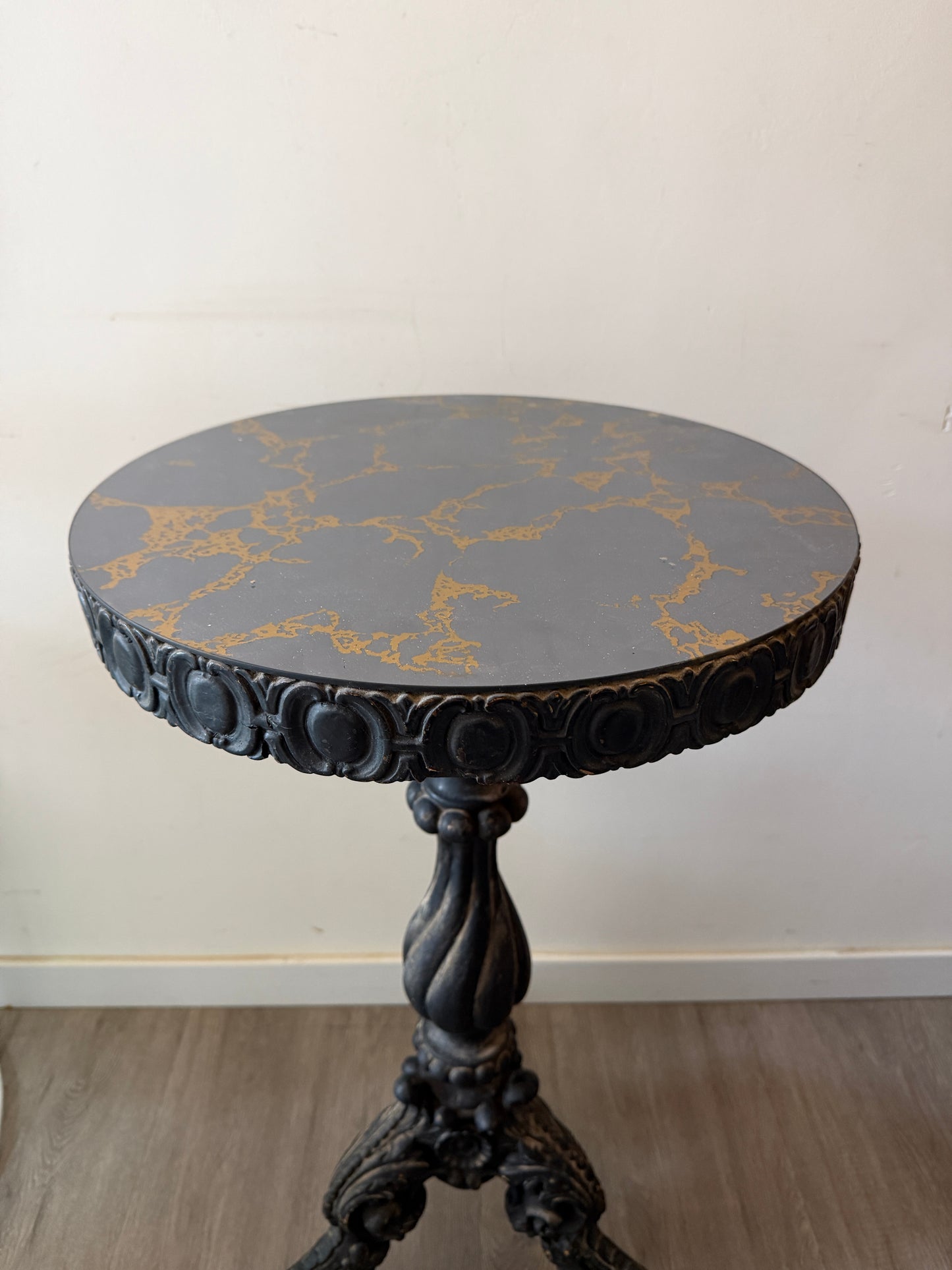 Zwart houten bijzettafeltje
