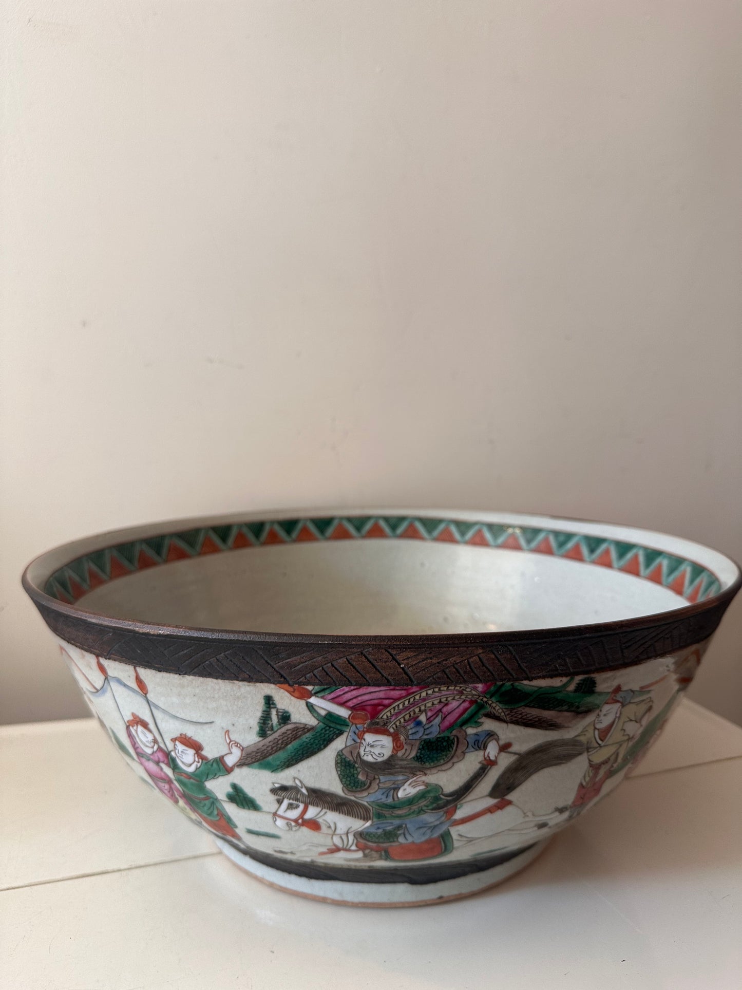 Chinees porseleinen schaal met krijgersdecor