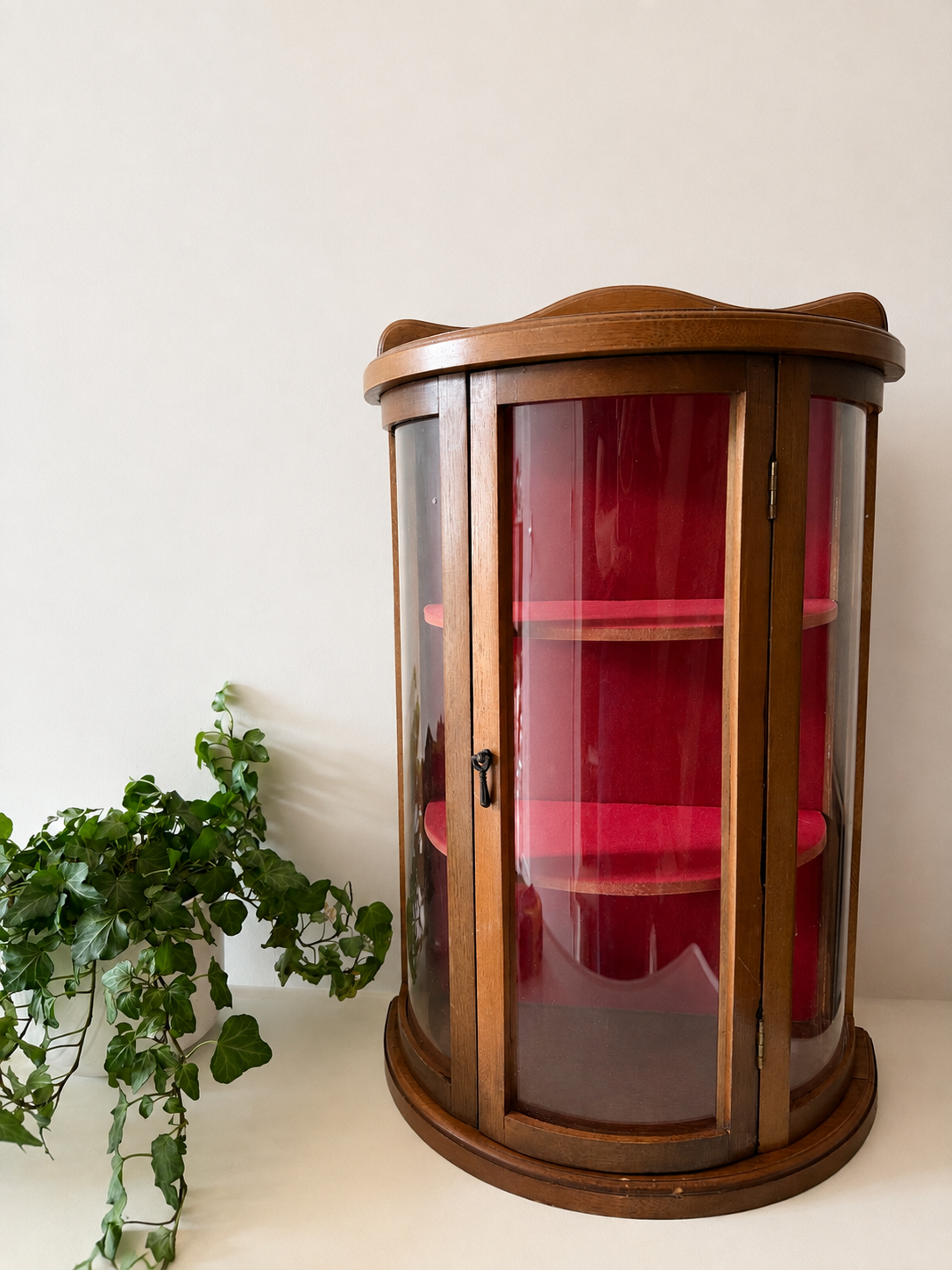 Antiek halfrond pronkkastje met bolglas