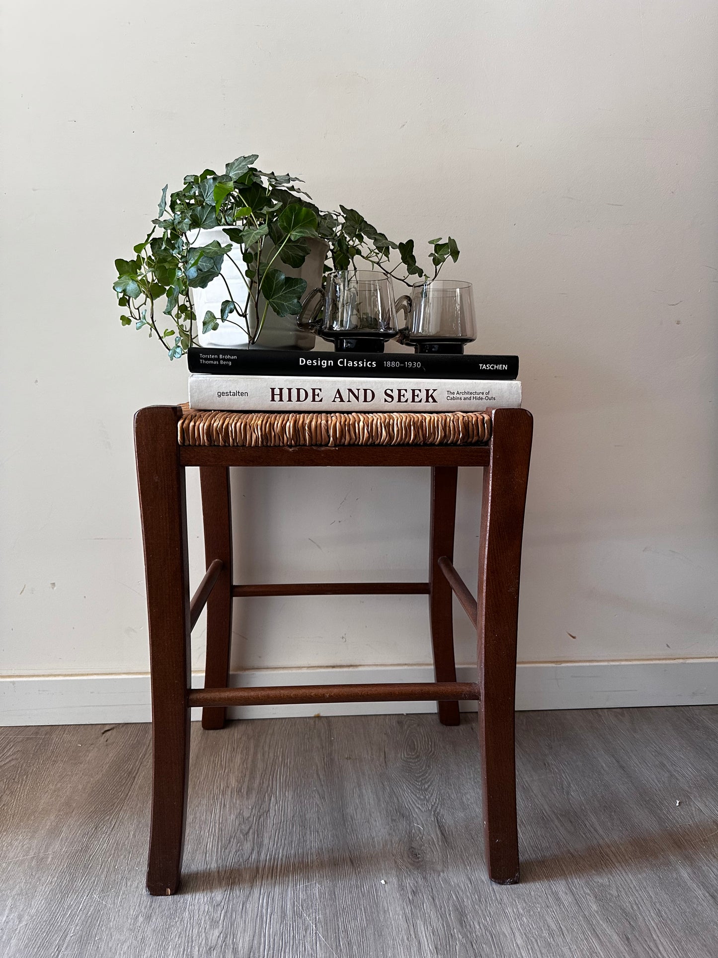 Krukje met rieten zitting