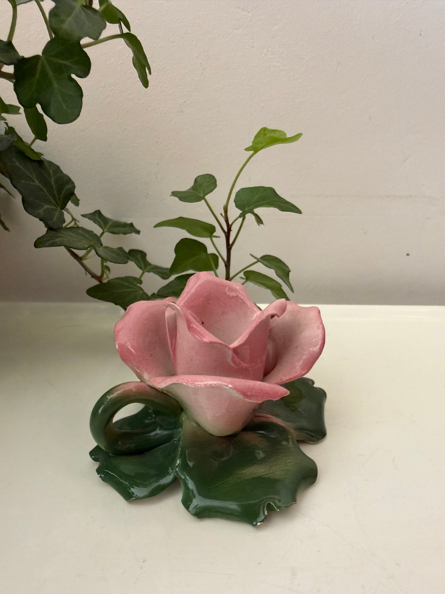 Kandelaar in de vorm van een roze roos