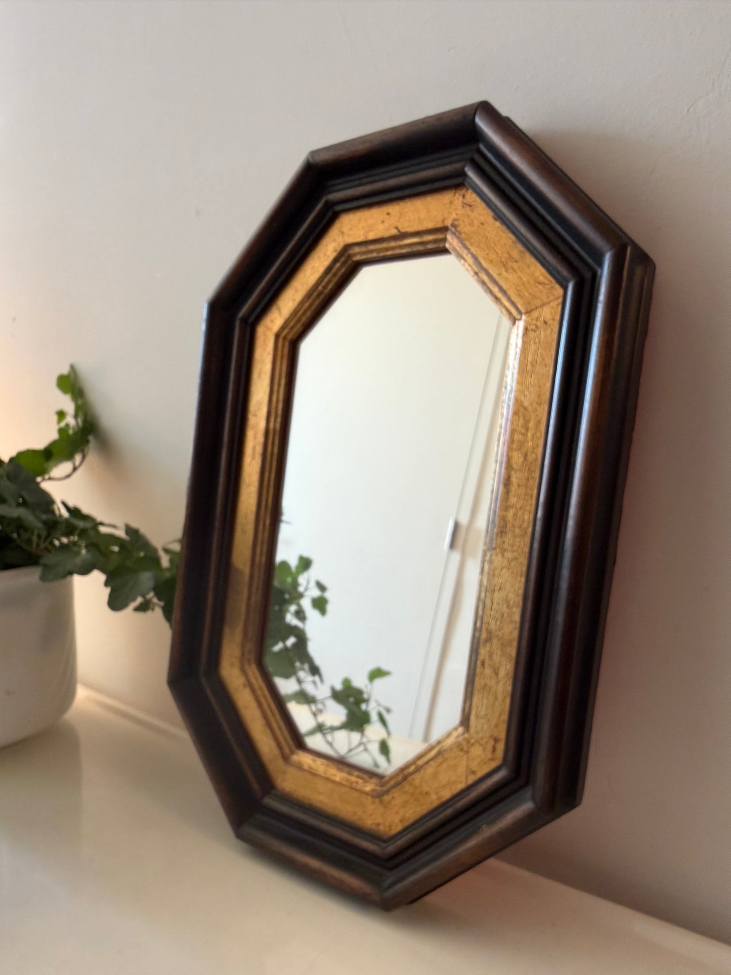 Wandspiegel met acht kantige houten frame
