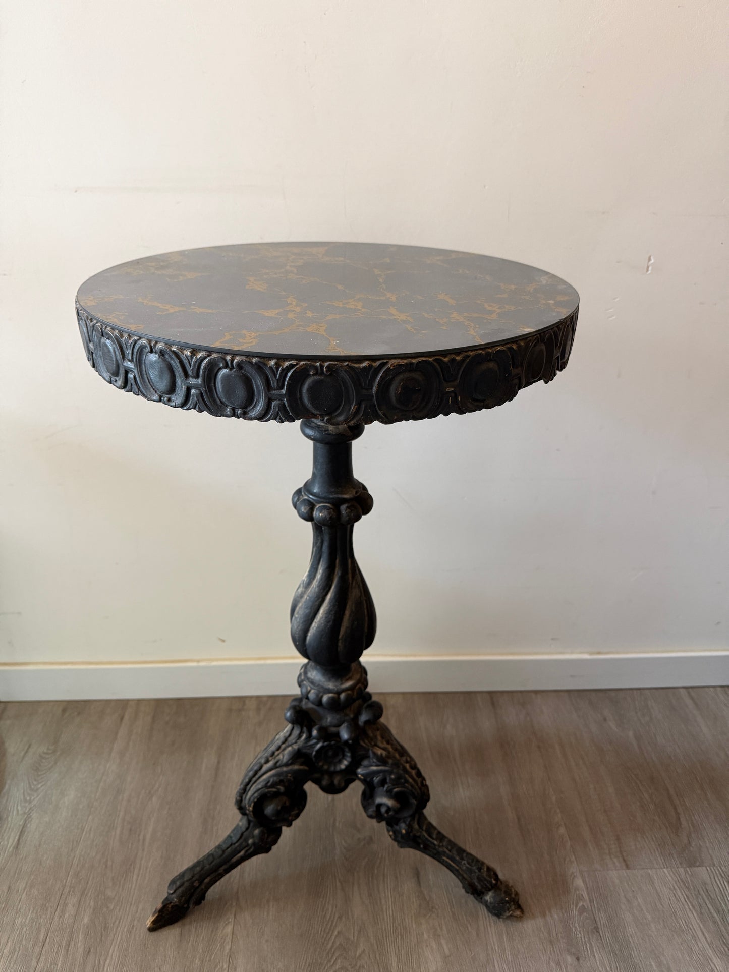 Zwart houten bijzettafeltje