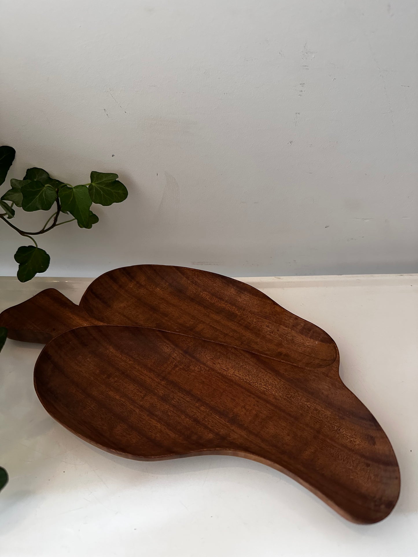 Teakhouten vintage schaal in de vorm van een blad
