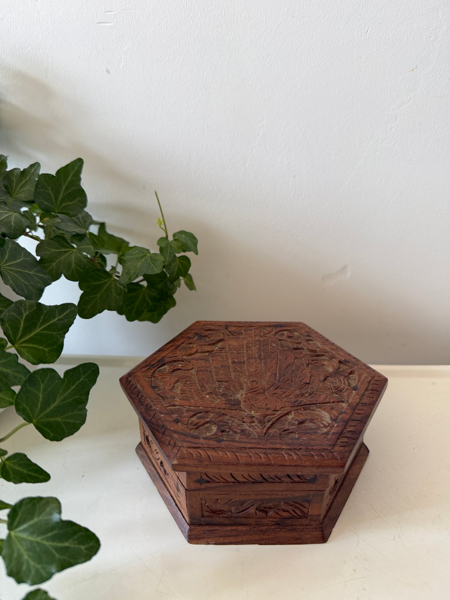 Zeskantig houten bewaardoosje