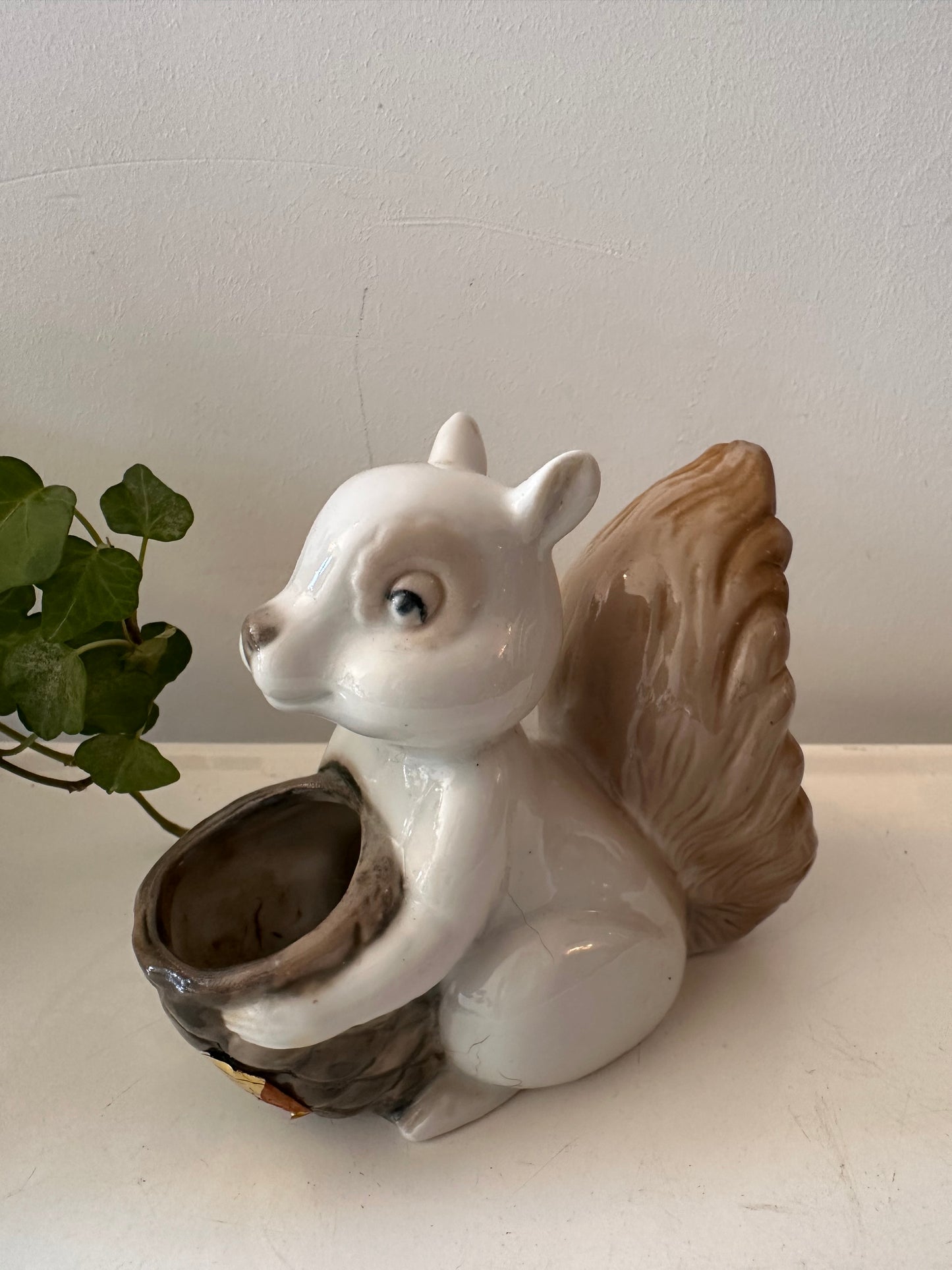 Porseleinen beeldje eekhoorn