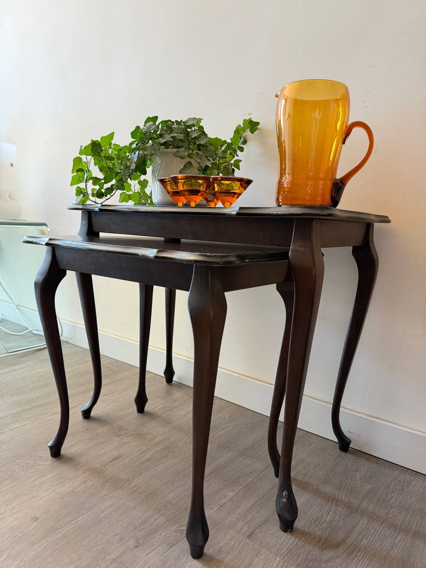 Miniset van twee tafeltjes queen anne