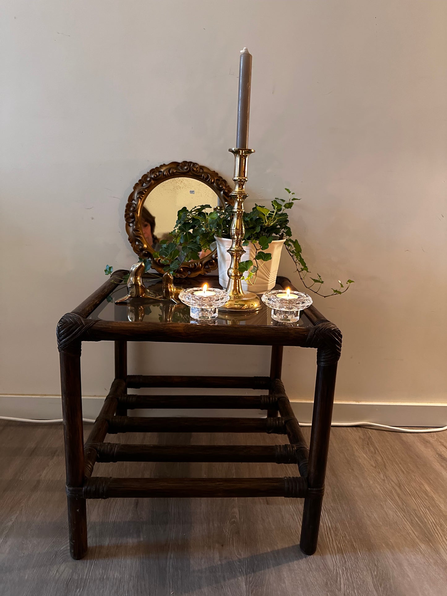 Rotan bijzettafeltje met rookglazen plaat