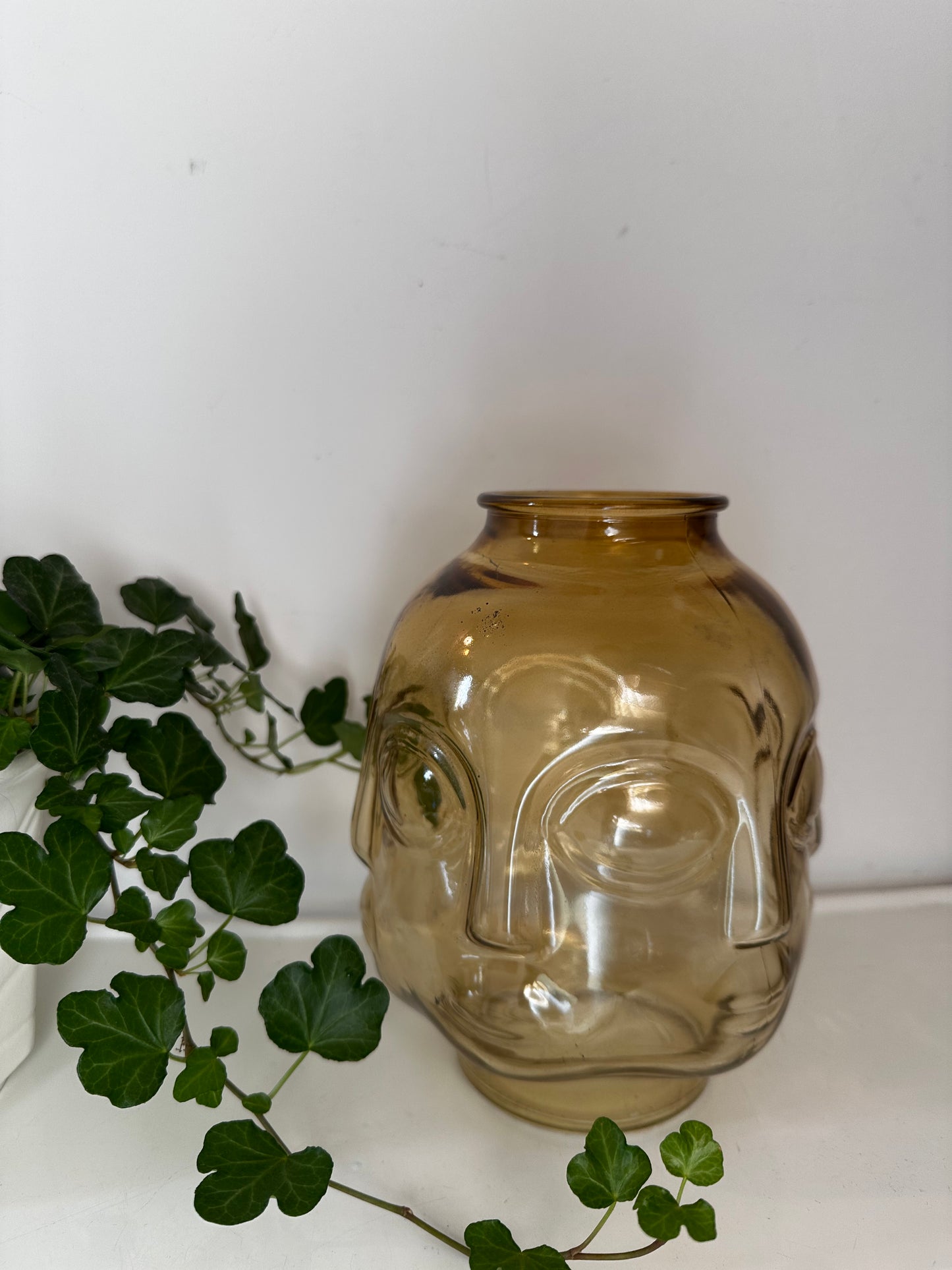 Amberkleurige vintage glazen vaas