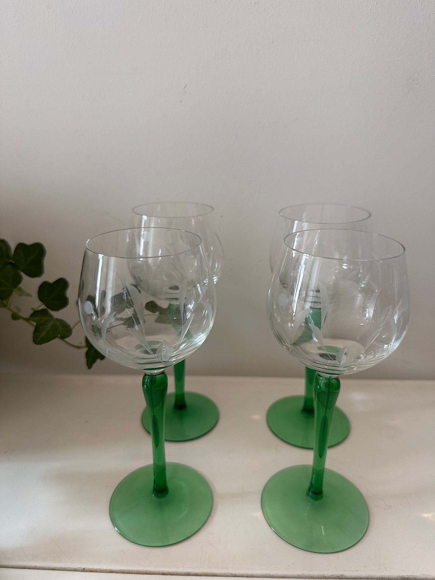 Set van 4 wijnglazen op groene voet