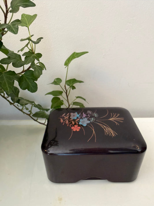 Zwart bewaardoosje met bloemmotief