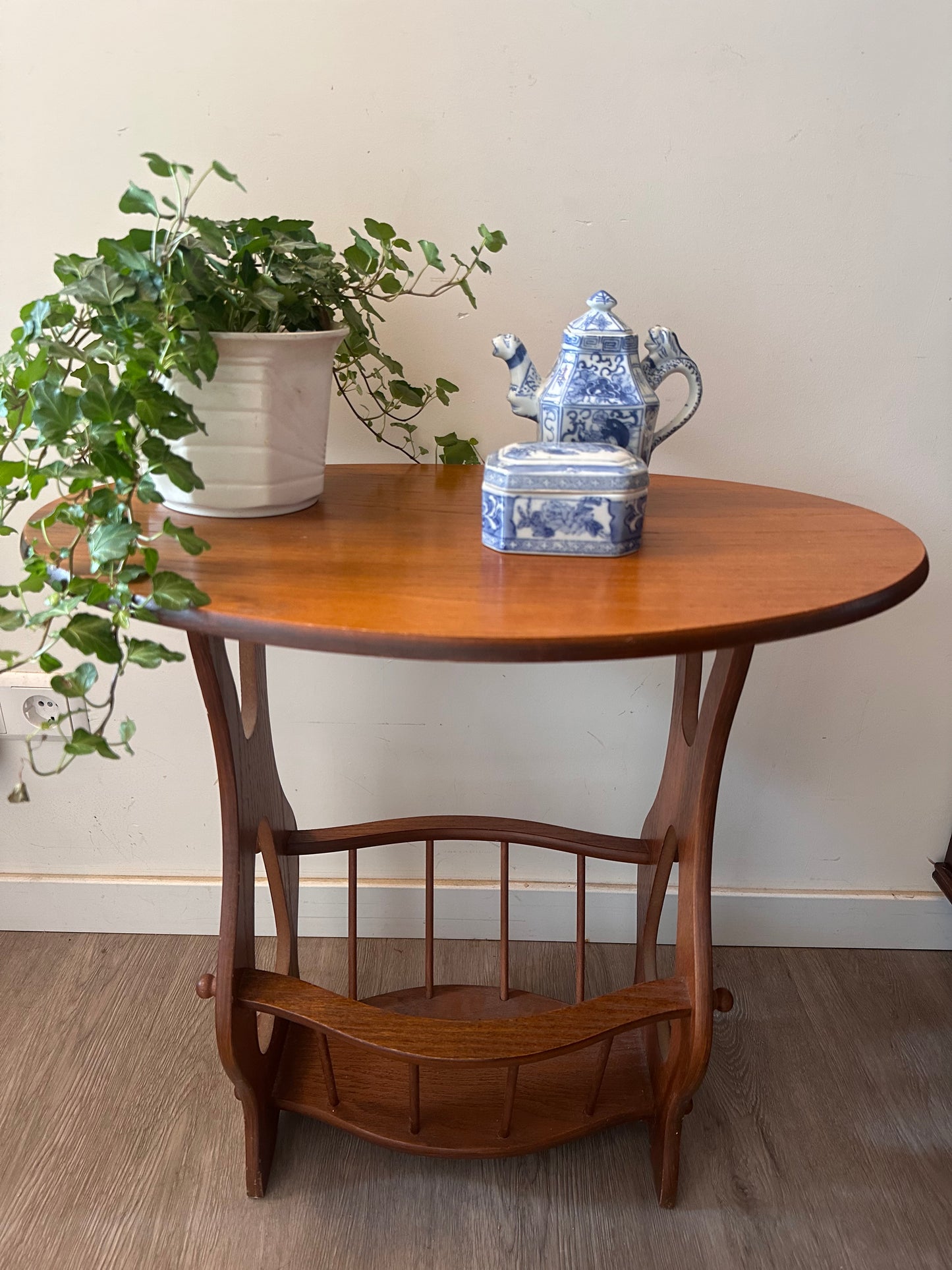 Mid Century bijzettafeltje met krantenrek