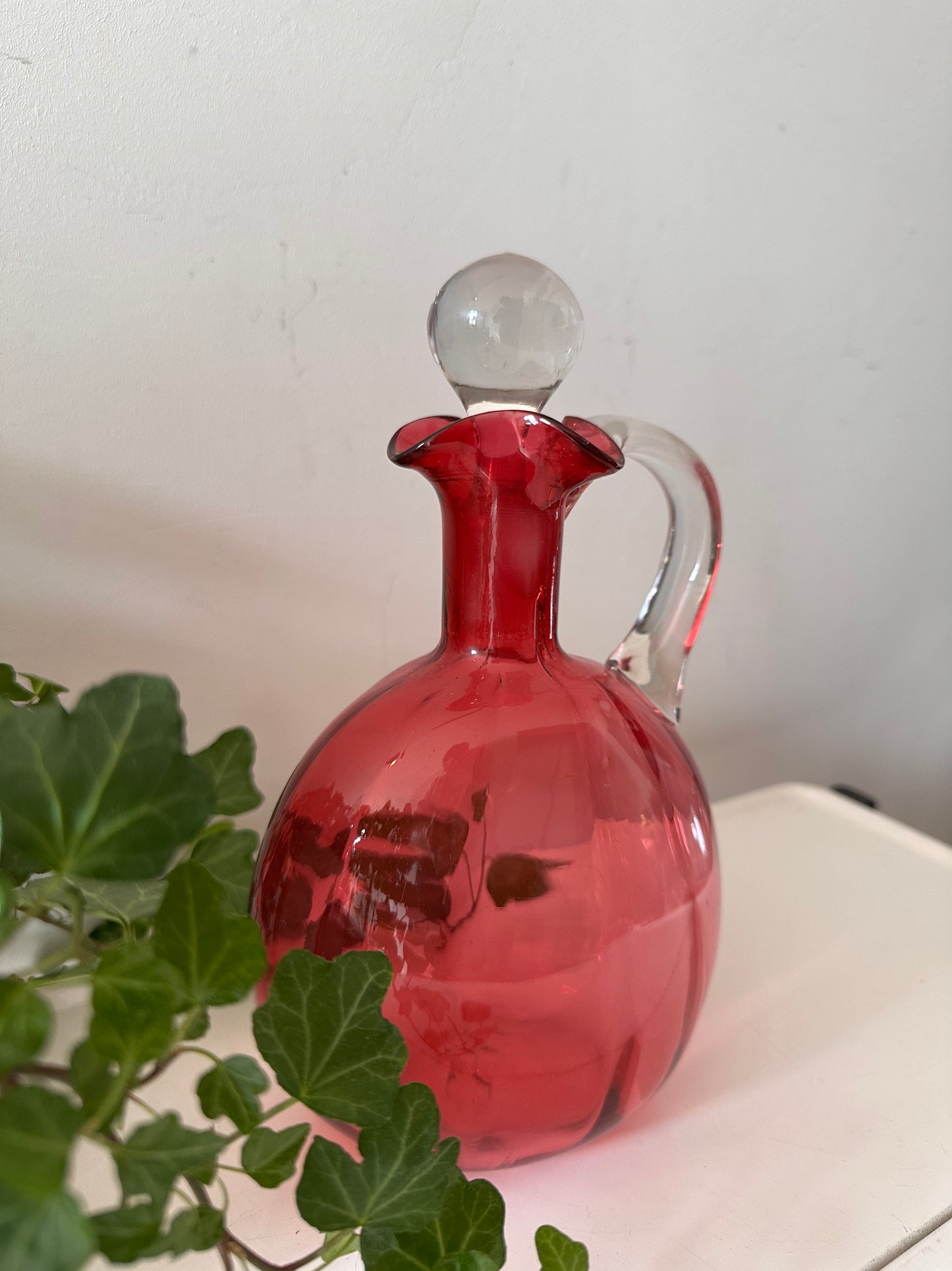 Antieke karaf handgeblazen cranberry glas