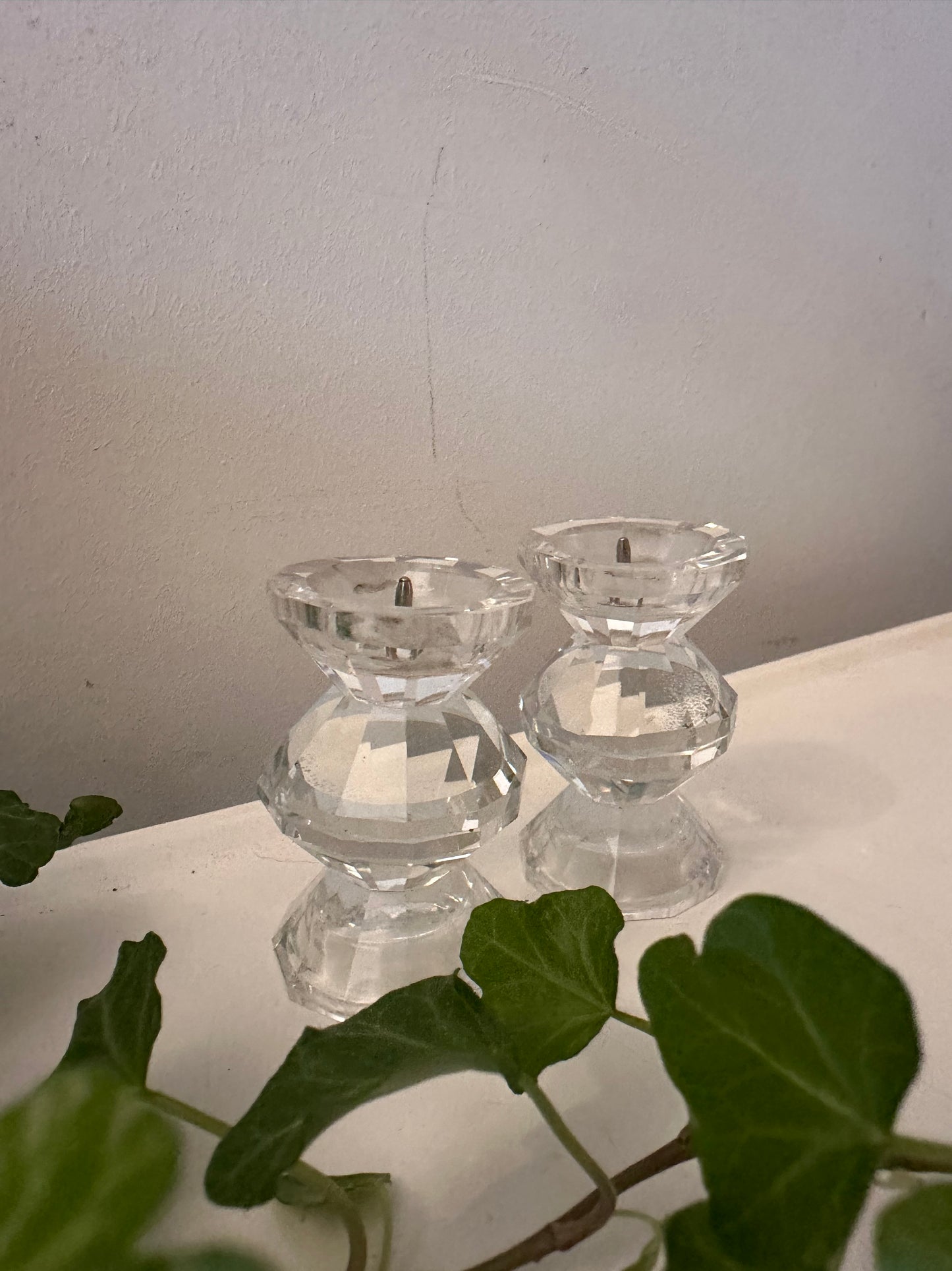 Twee kleine kristallen kandelaars