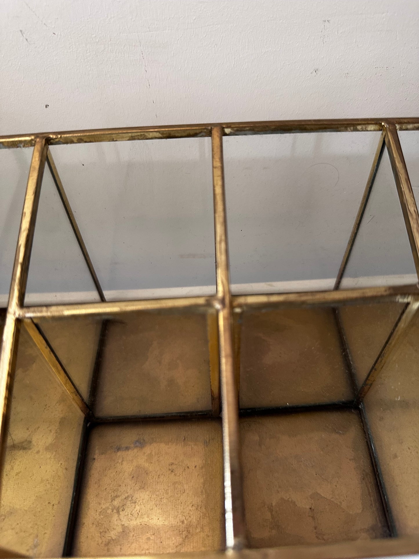 Glazen vakkenhouder met messing rand