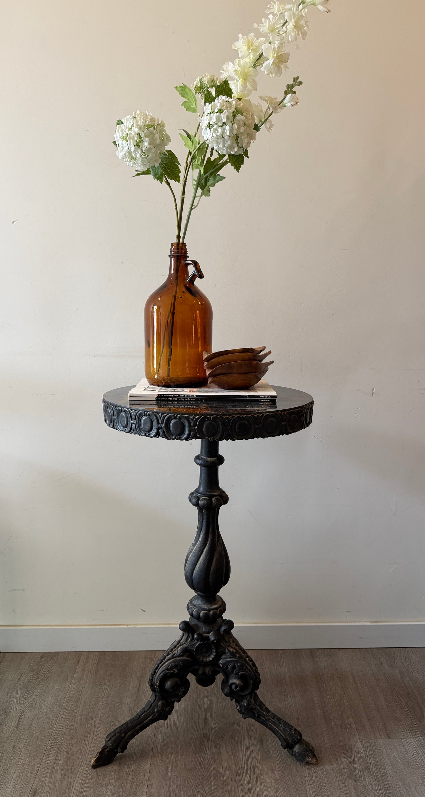 Zwart houten bijzettafeltje
