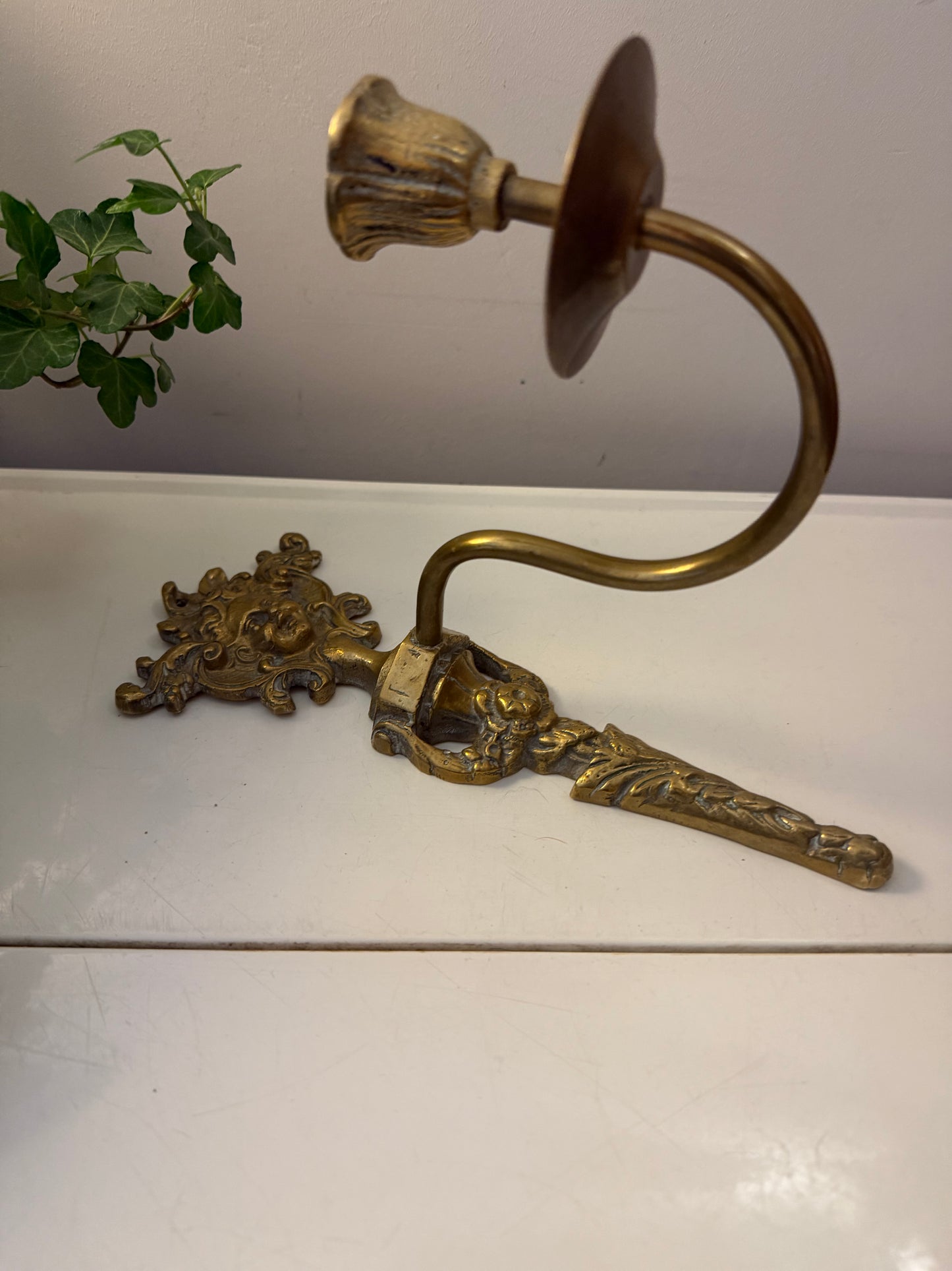 Messing wandkandelaar met ornament