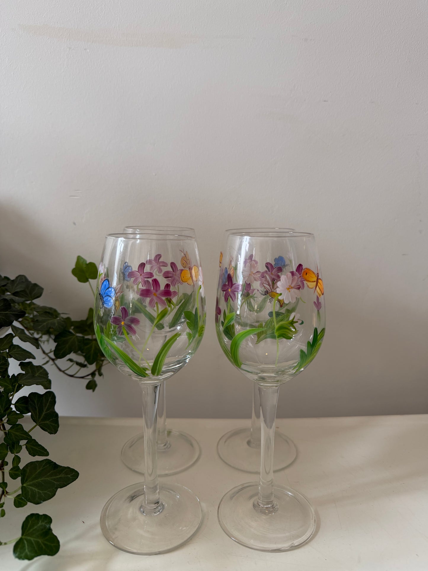 Set van 4 handbeschilderde wijnglazen