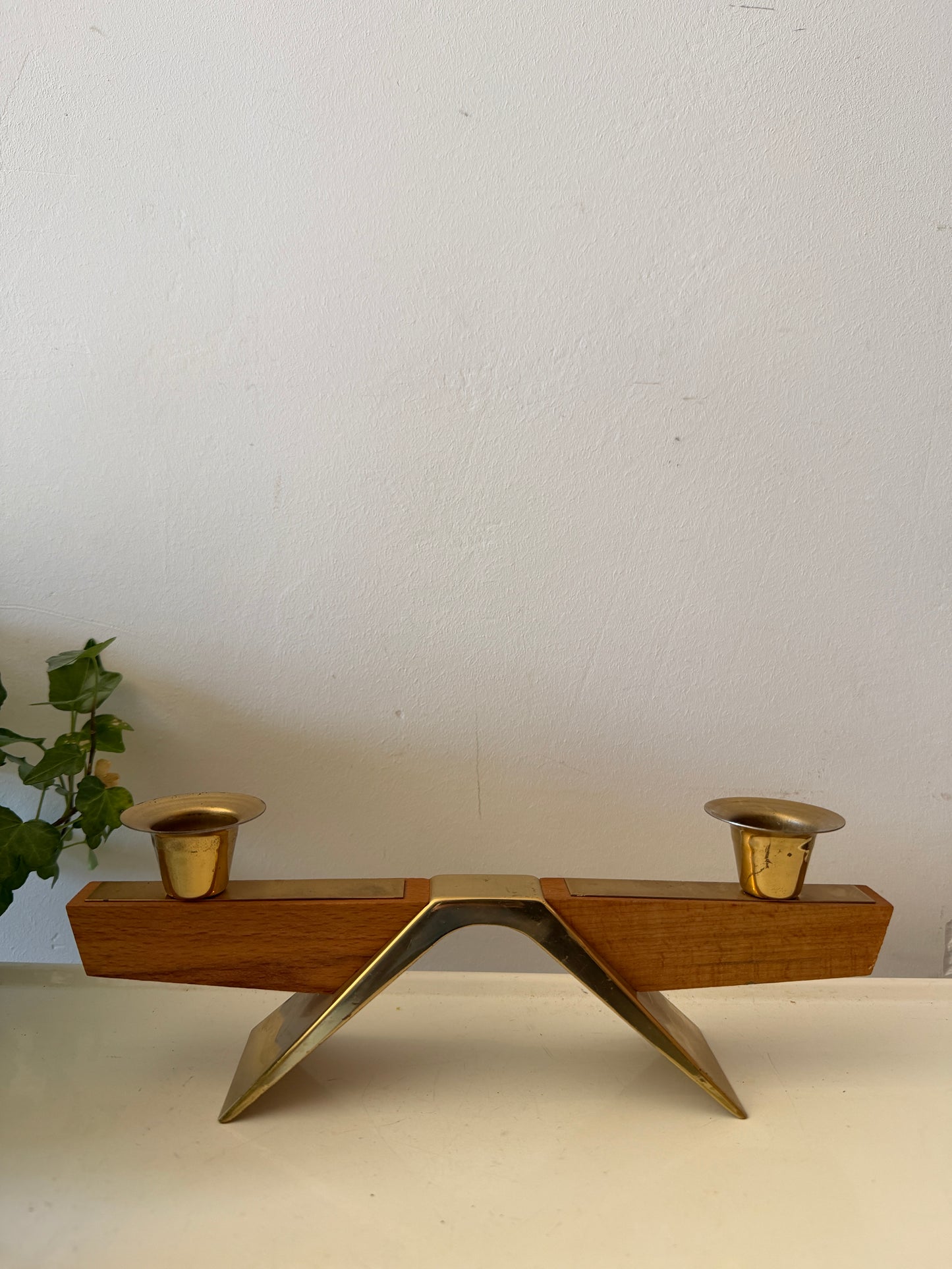 Brutalistische kandelaar van teak en messing