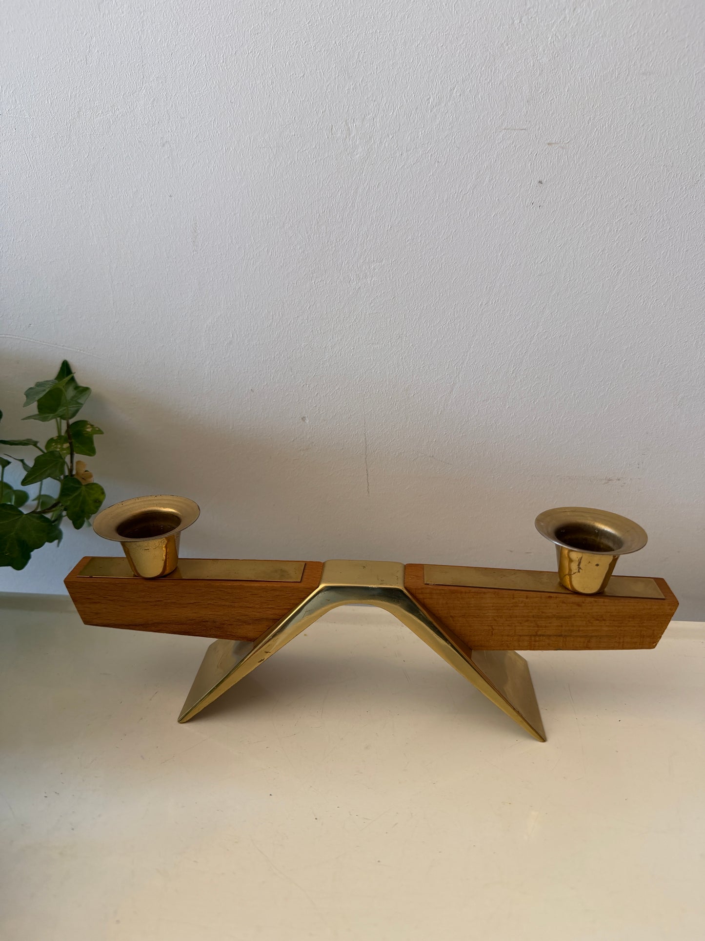 Brutalistische kandelaar van teak en messing
