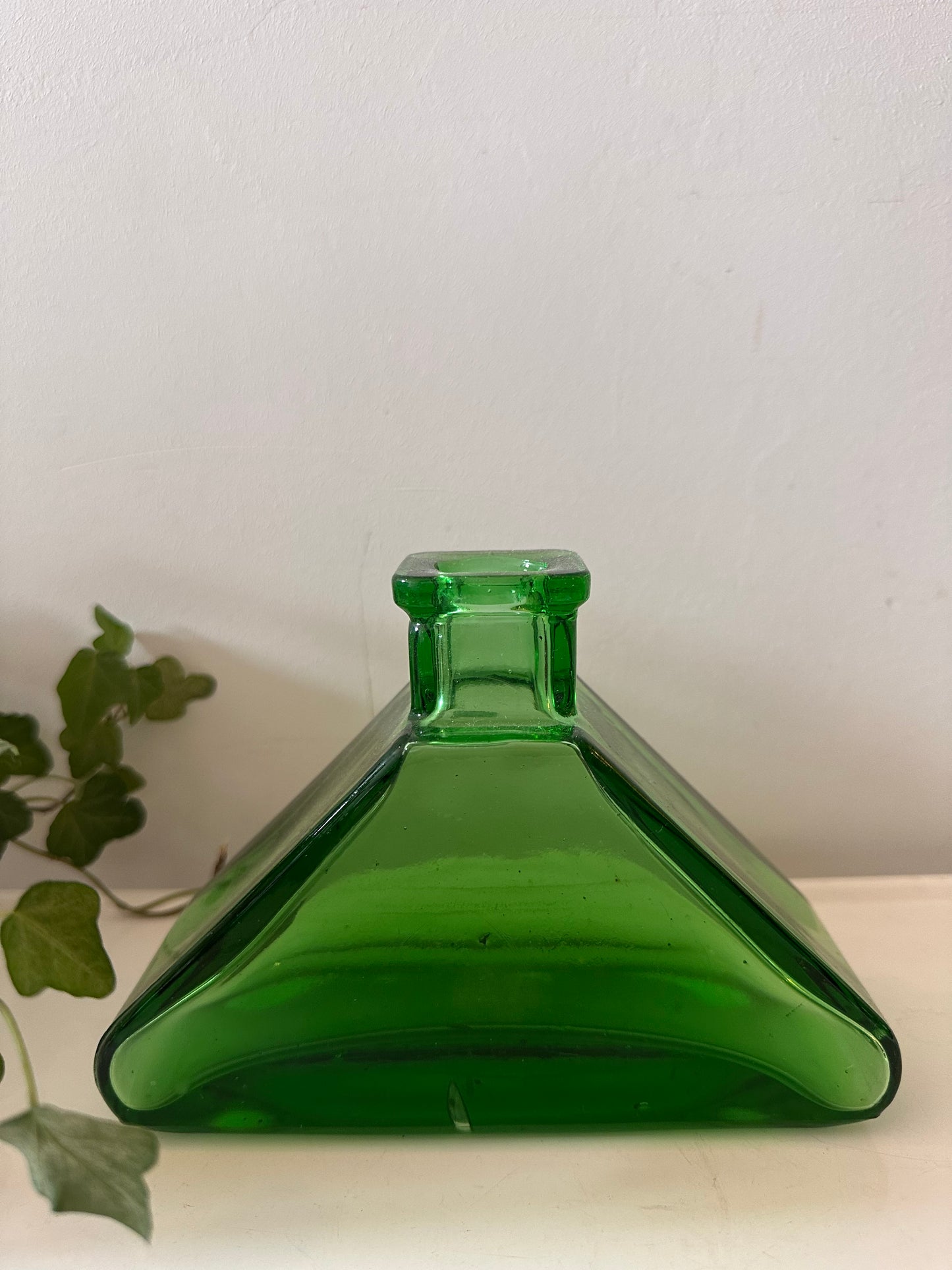 Groene vaasje in driehoek vorm