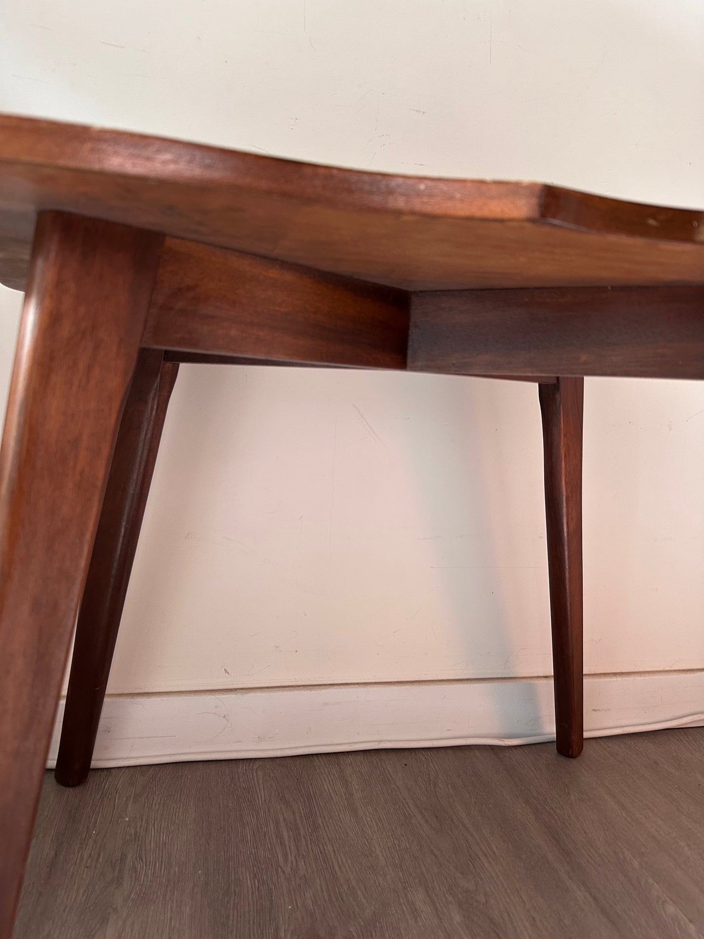 Mid Century tafeltje met golvend blad