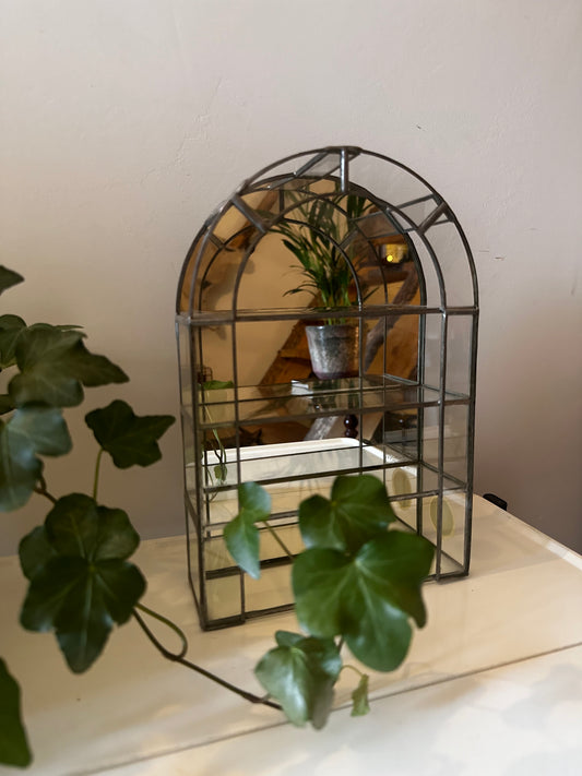 Glazen vitrinekastje met metaal