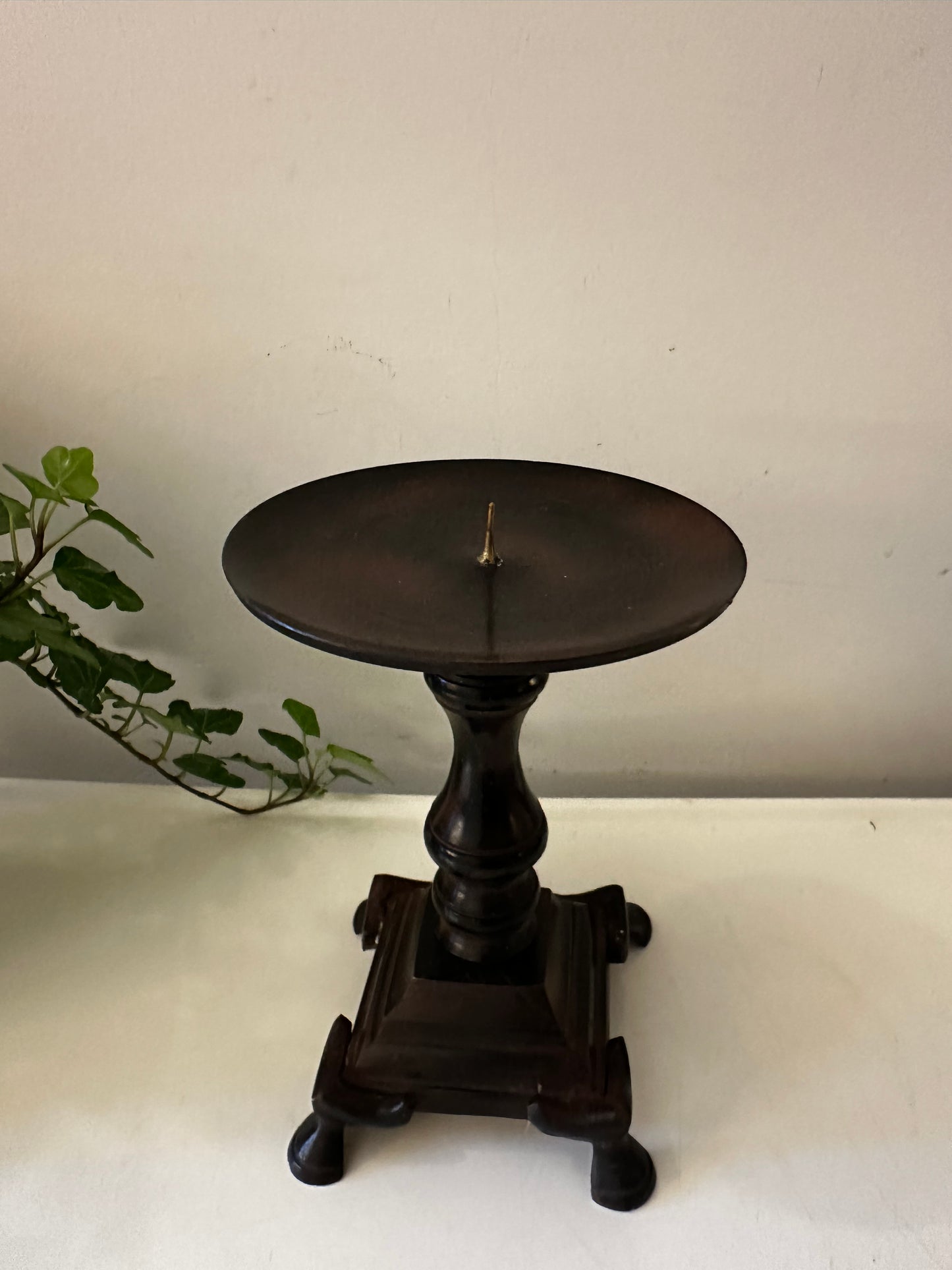 Donkerbruine kandelaar op vierkante voer