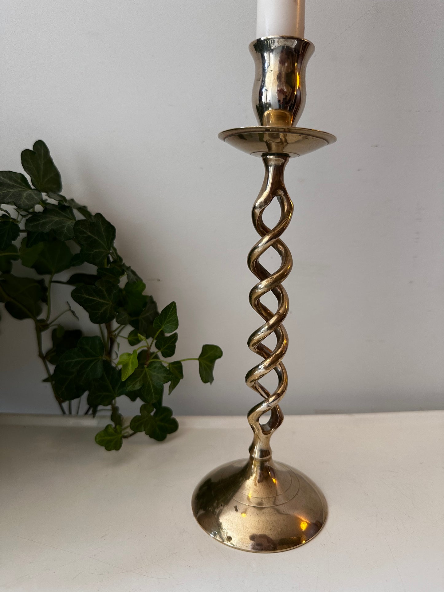 Messing kandelaar gedraaide poot