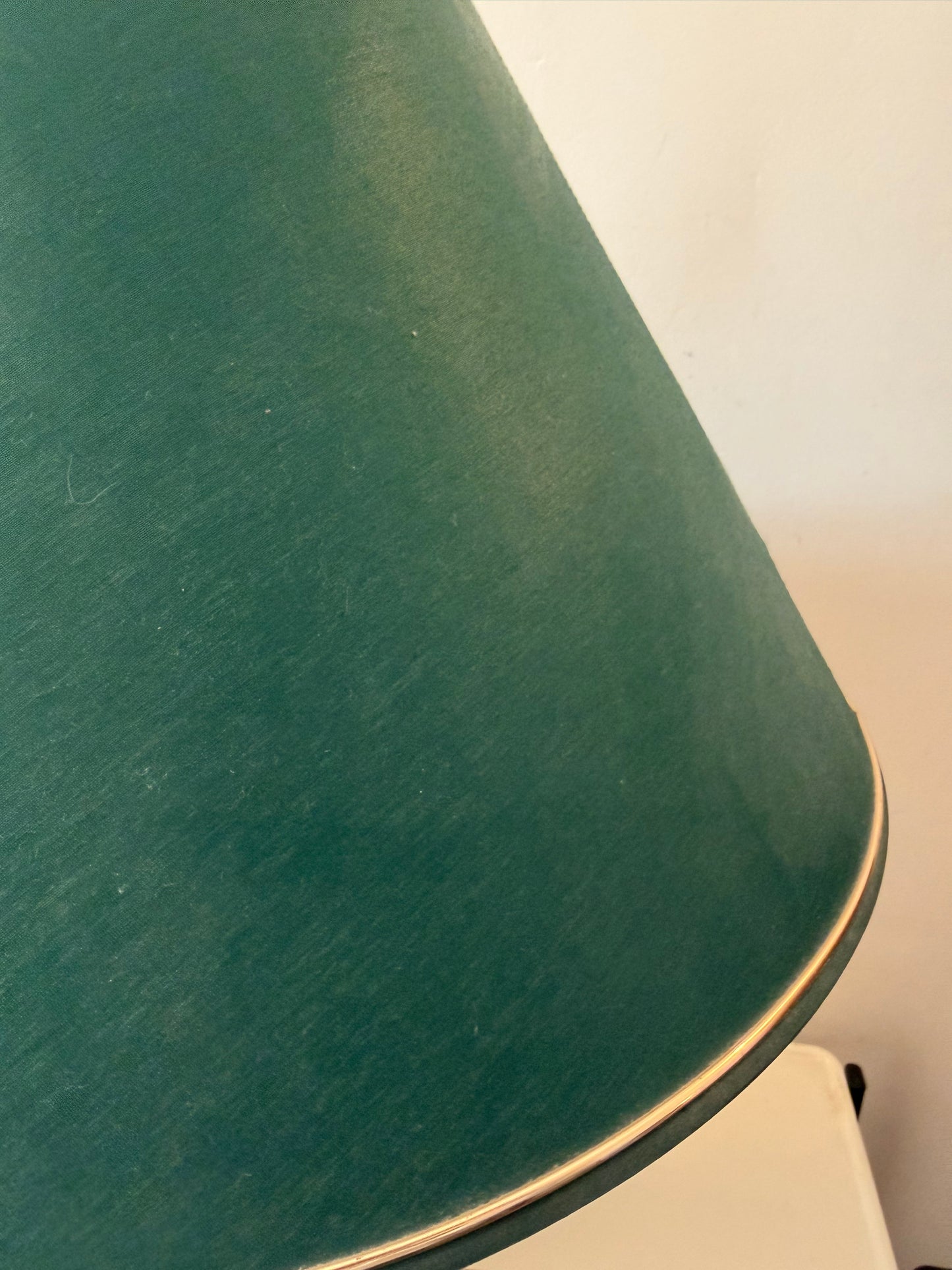 Jaren 80 tafellamp groene kleur met goudkleurige lijnen