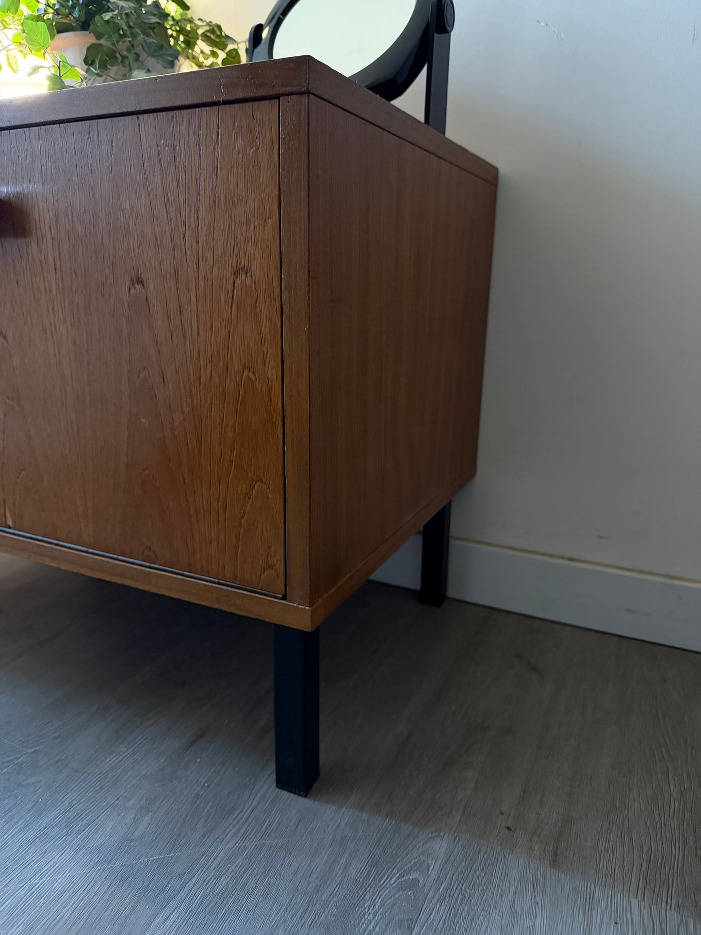 Mid Century klepkastje op pootjes