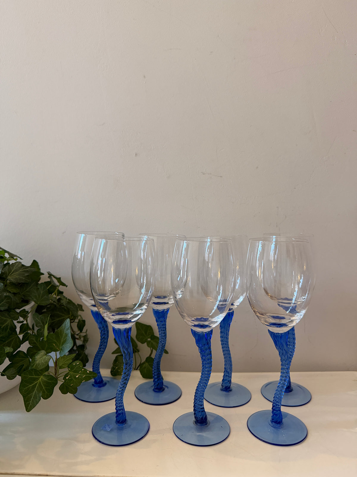 Wijnglazen met blauwe Wavy voet