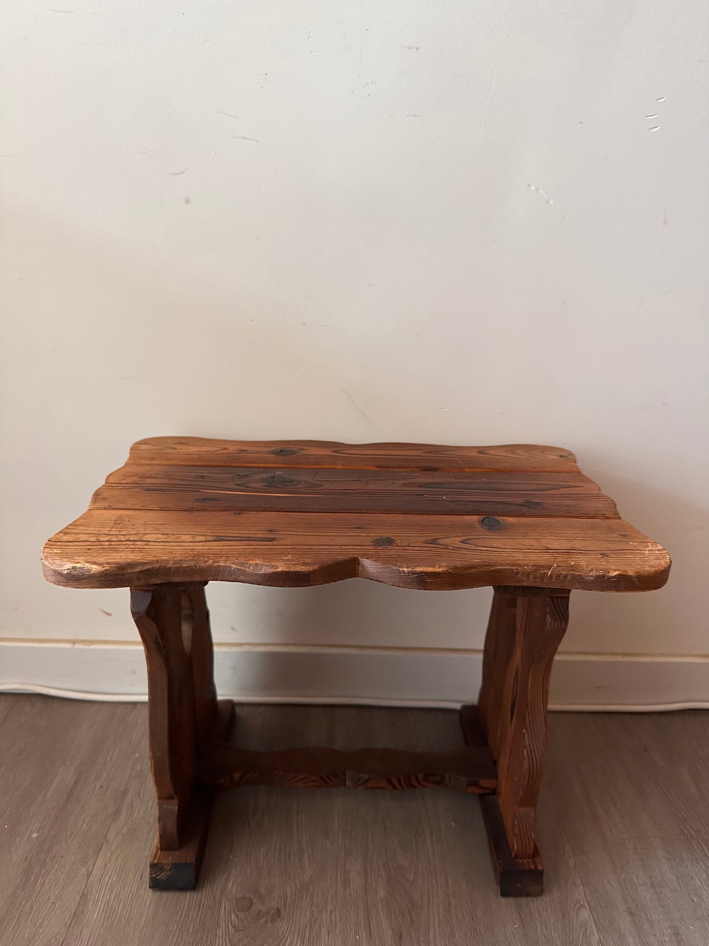 Houten krukje/bijzettafeltje